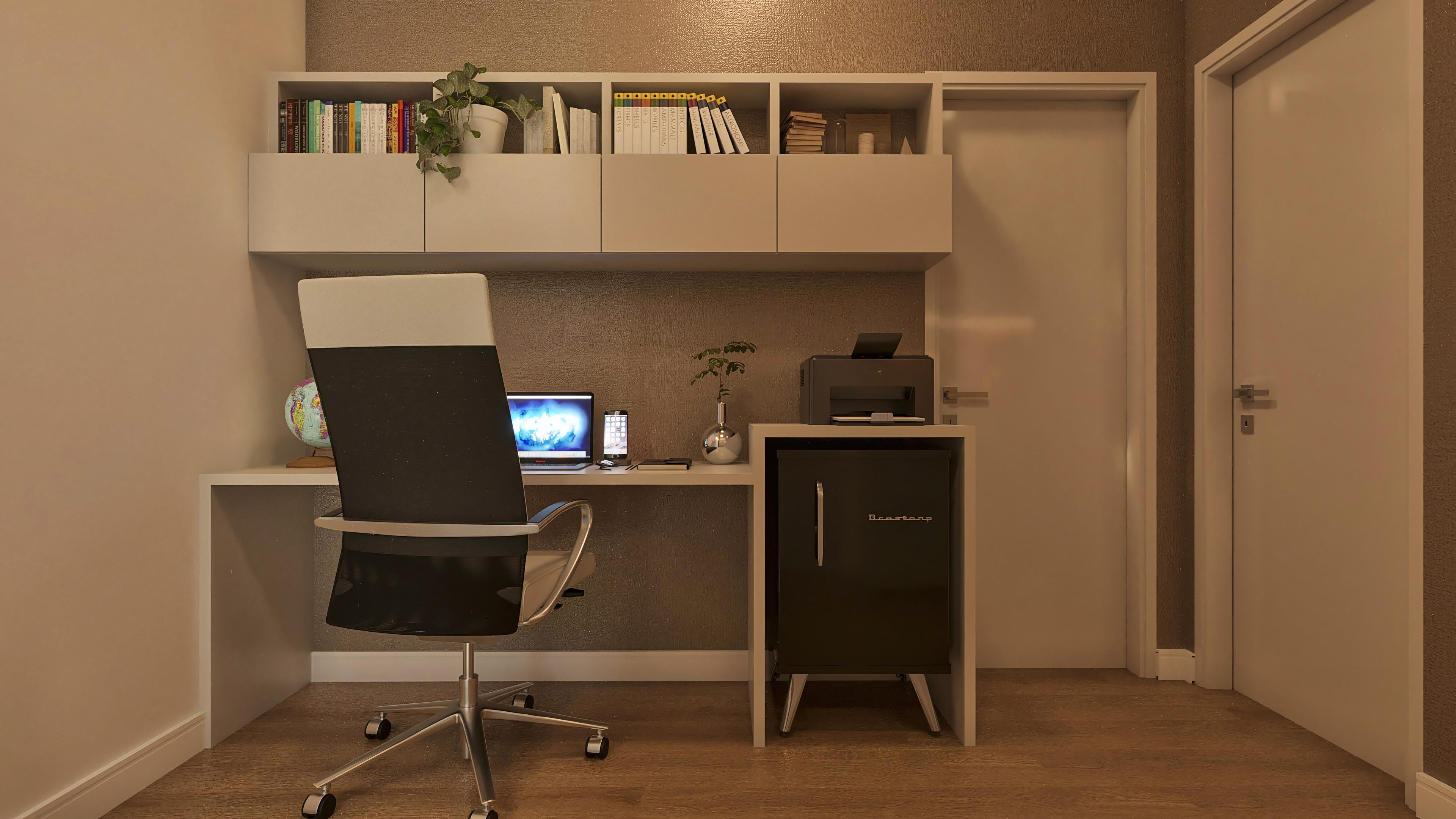 Espacio de oficina con mesa blanca, armarios superiores y un minibar retro. Pared texturizada con tonos de beige y marrón.