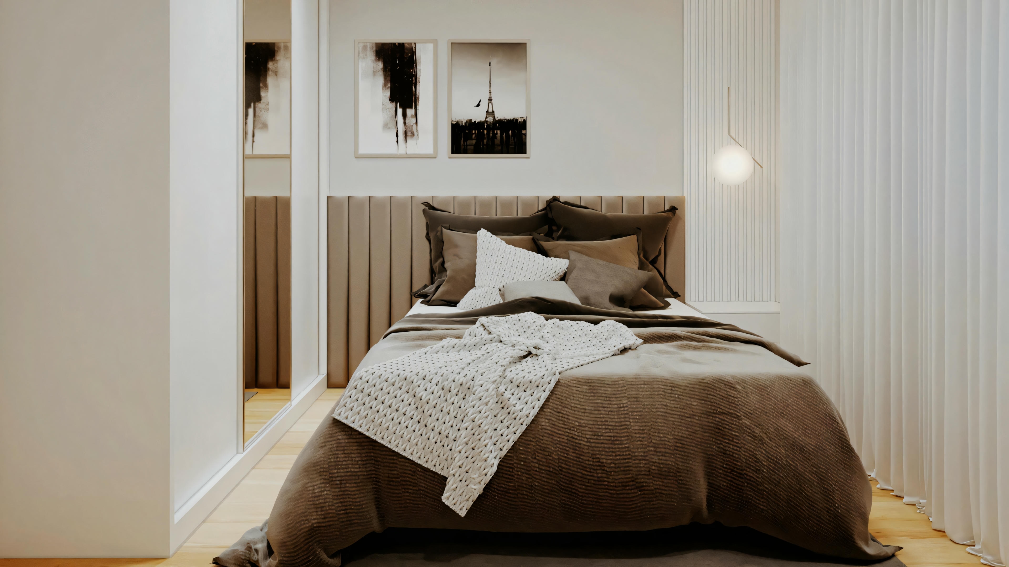 Um quarto com cama coberta por lençóis brancos, mesa de cabeceira com abajur e quadro na parede.