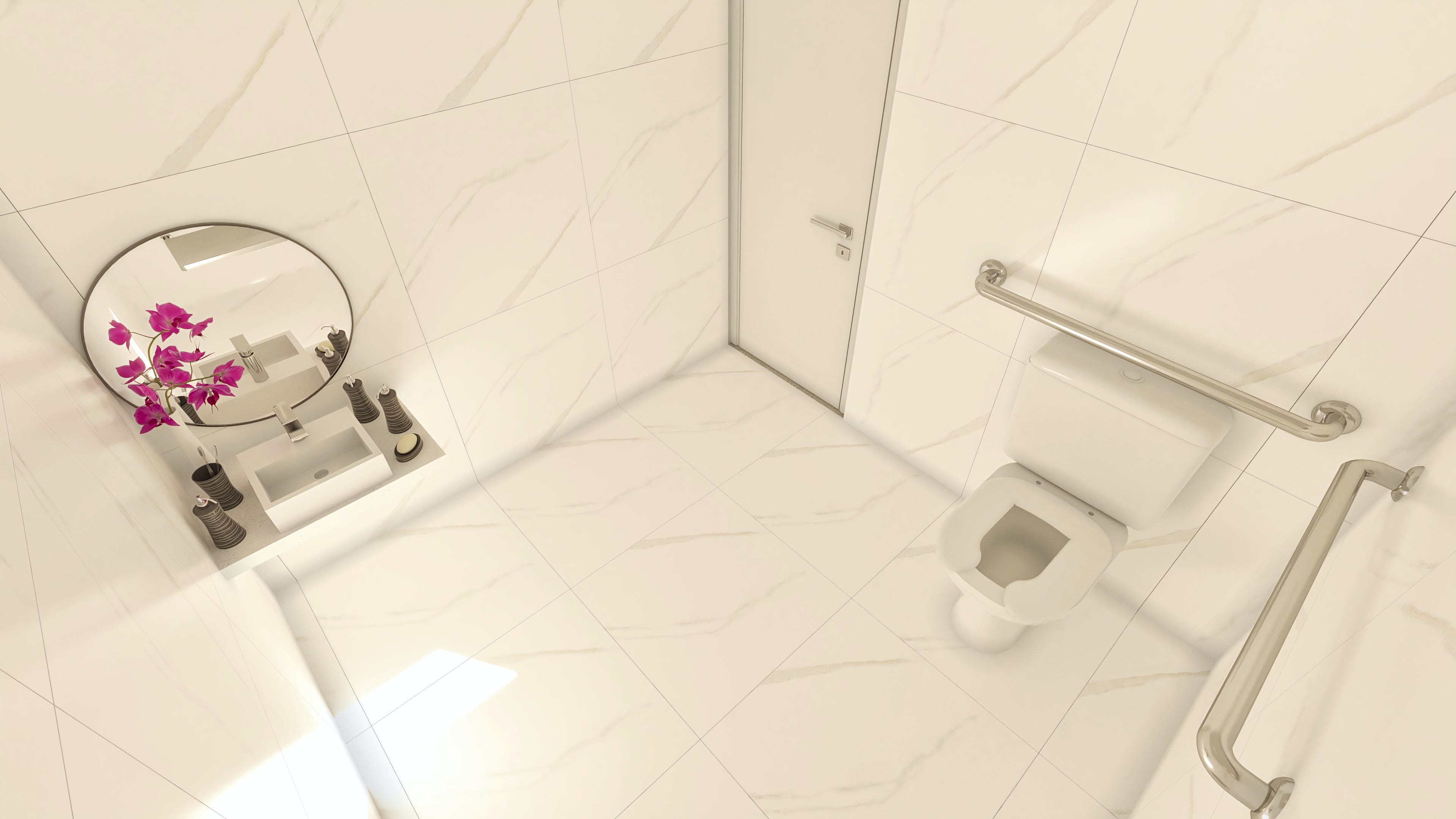 Detalles de un baño moderno con revestimiento de mármol claro, espejo redondo con flores y lavabo con grifo cromado. Accesorios de higiene y barras de apoyo cromadas complementan el ambiente.