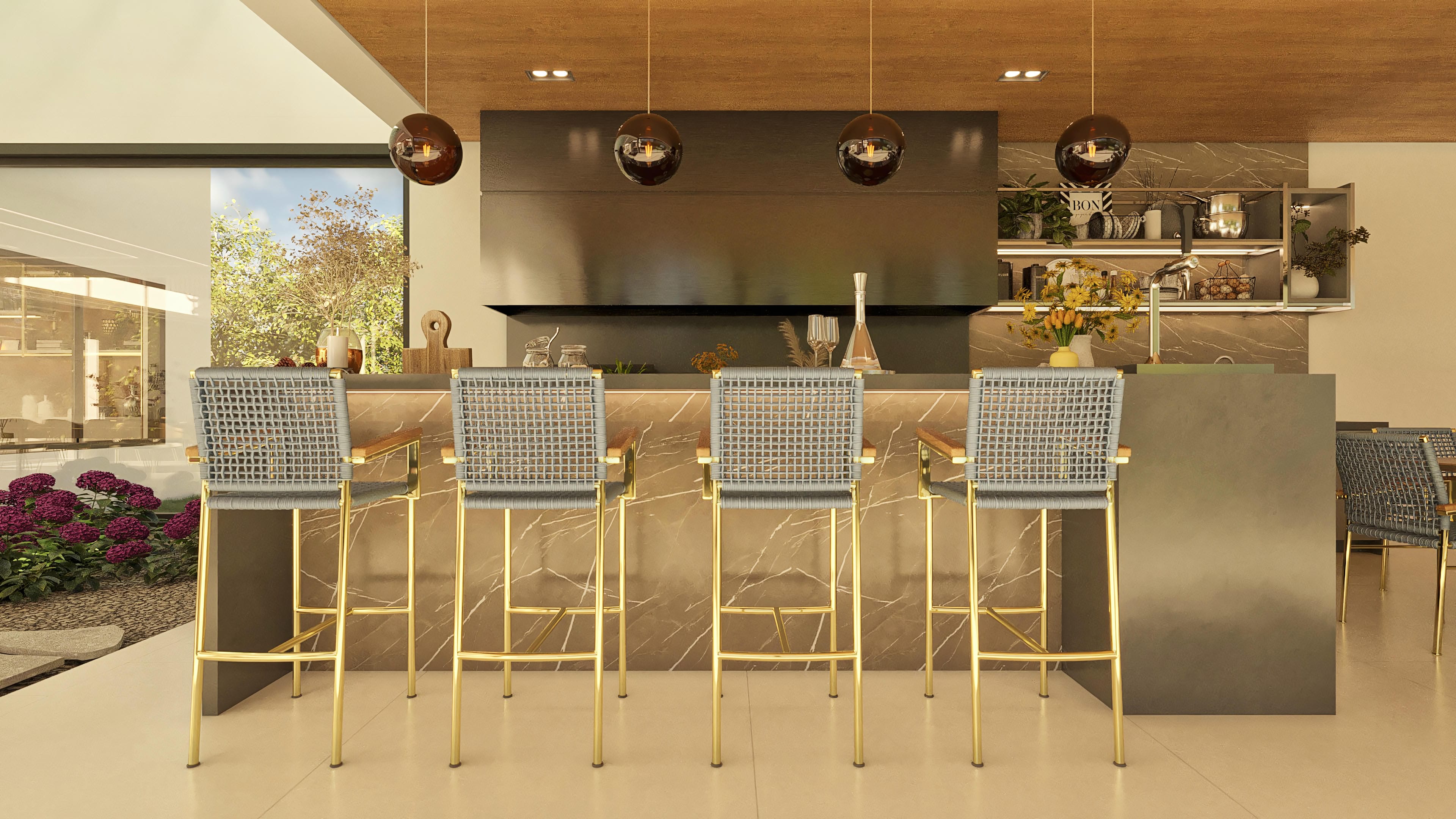Interior de cocina gourmet moderna con encimera de mármol de vetas oscuras, taburetes dorados con asiento trenzado e iluminación colgante esférica.