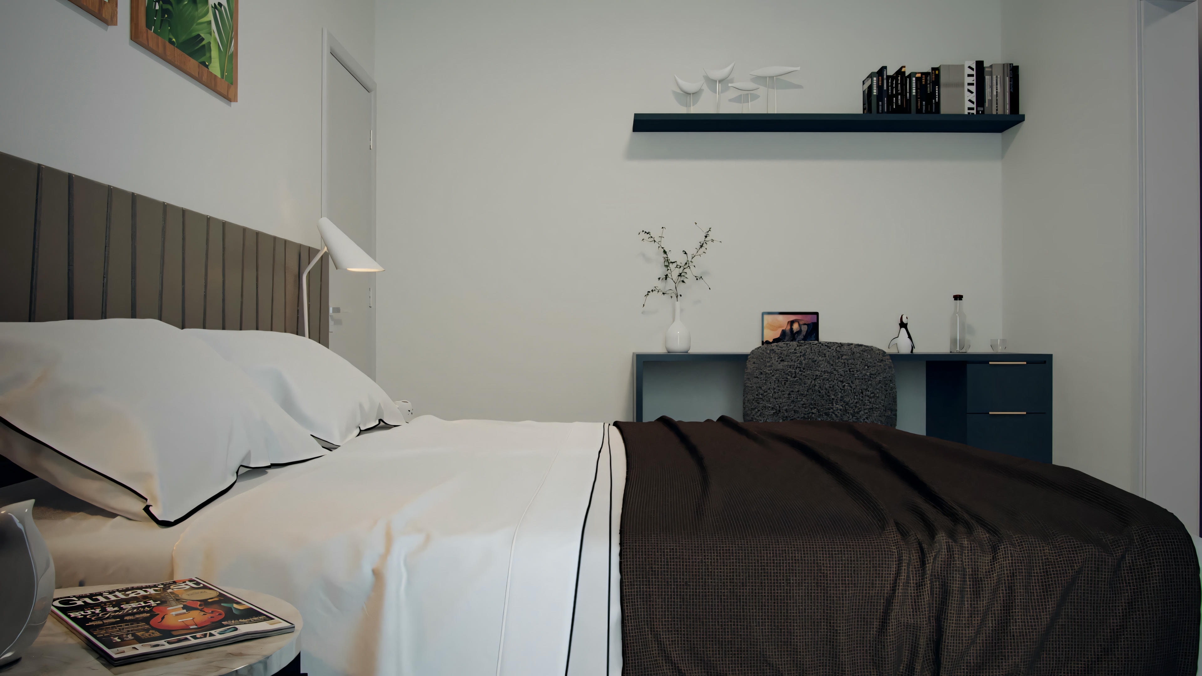Un dormitorio con cama grande, ropa de cama oscura, mesitas laterales y estante encima de la cama con ítems decorativos.