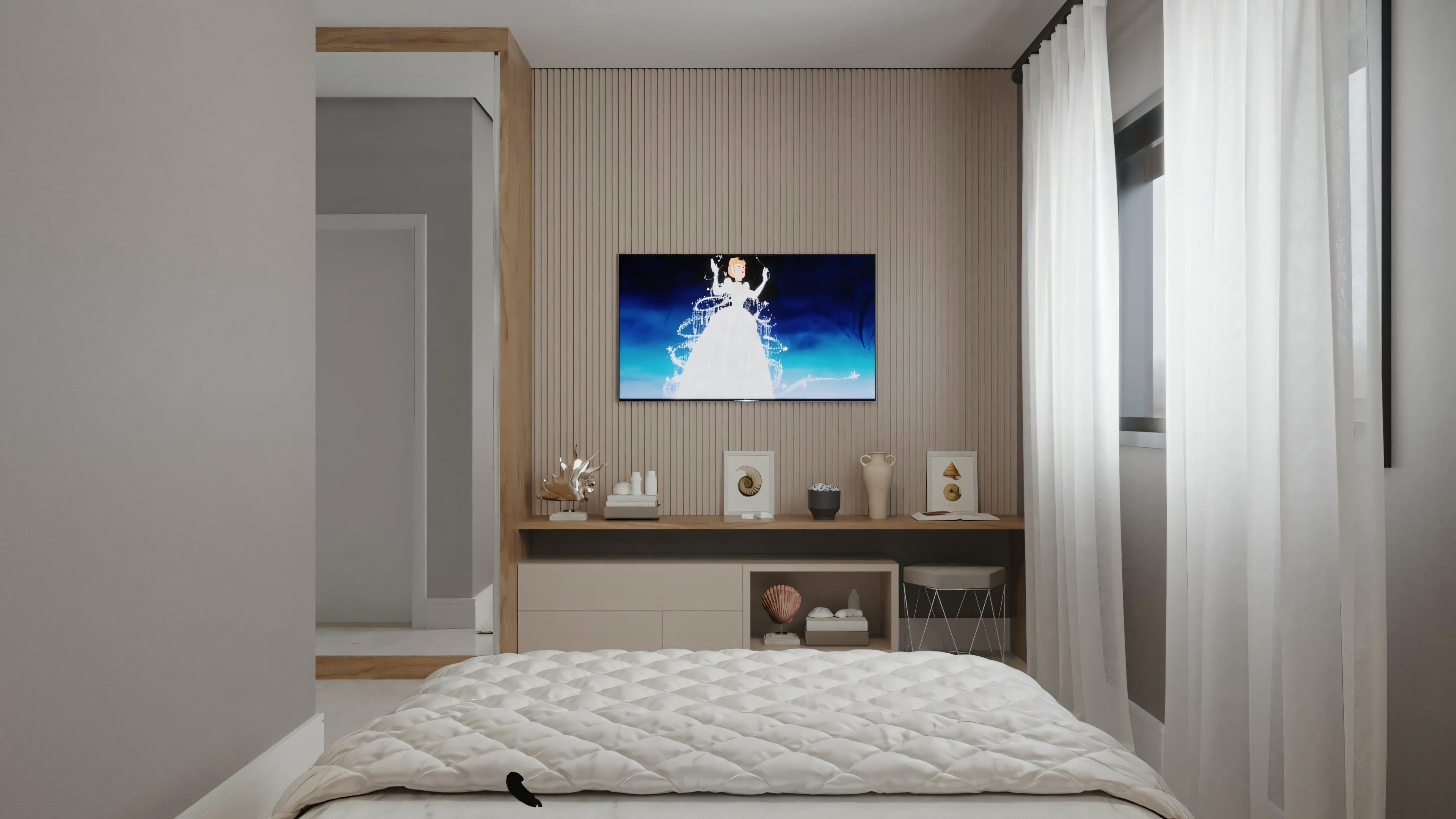 Un dormitorio moderno con una cama grande cubierta con un edredón estampado. Hay un televisor de pantalla plana montado en la pared opuesta a la cama, mostrando una imagen.