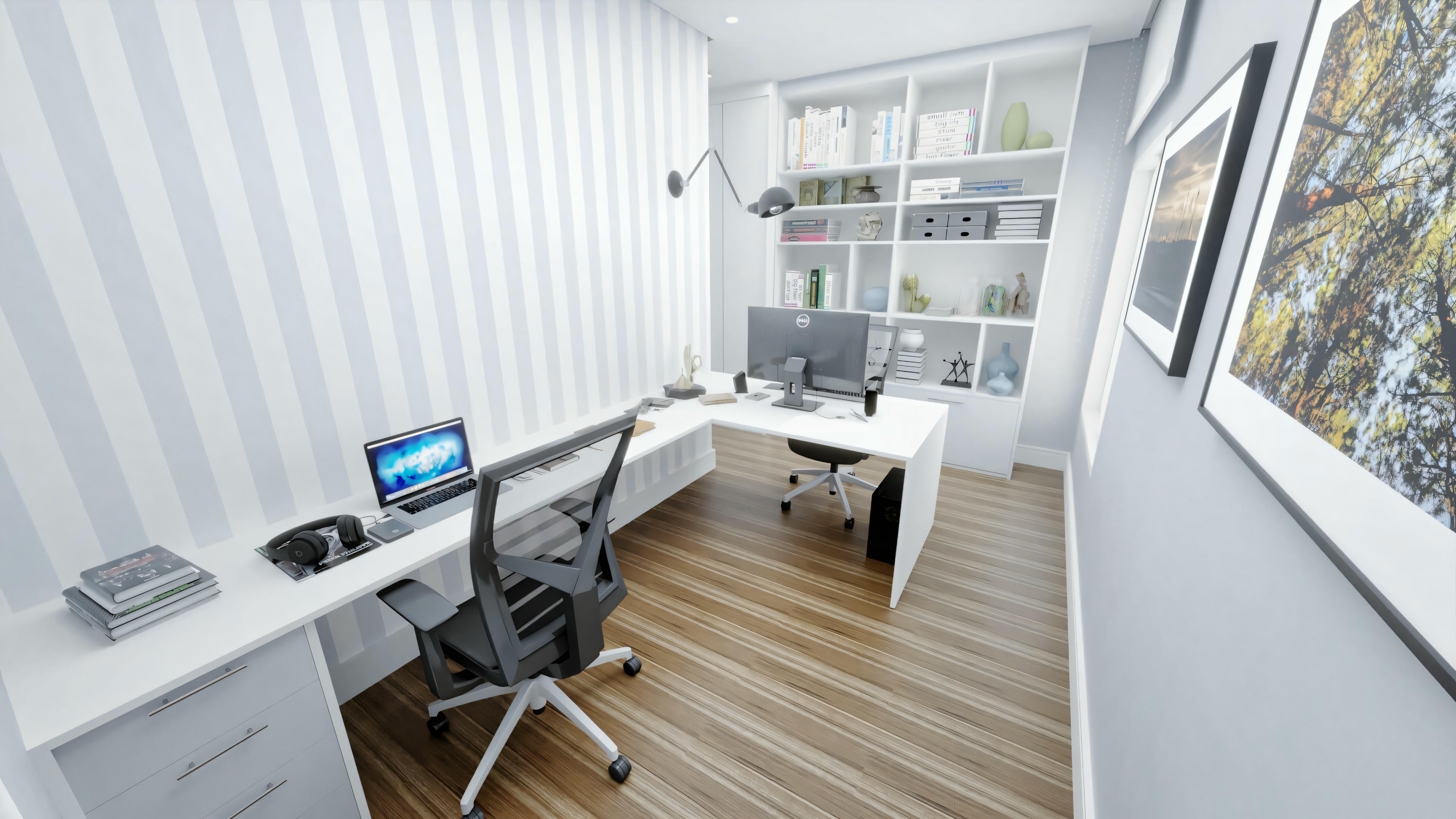 Una oficina doméstica con un escritorio, configuración de computadora y una silla, situada frente a una ventana con persianas blancas y paredes blancas. El piso parece ser de madera.