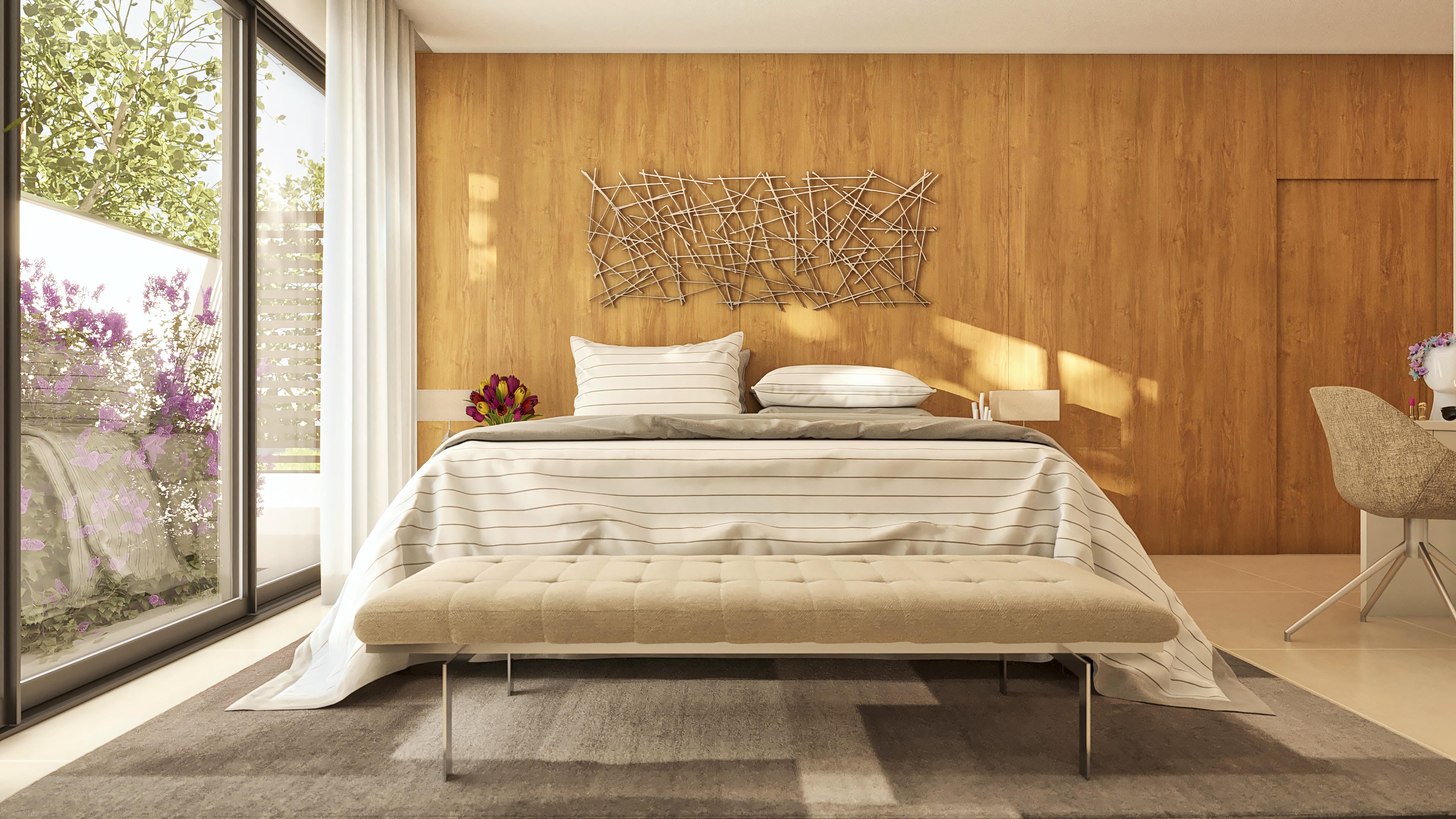 Interior de suite lujosa con pared en madera clara, cama con ropa de cama a rayas, poltrona elegante y amplio ventanal con vista a un jardín exuberante.