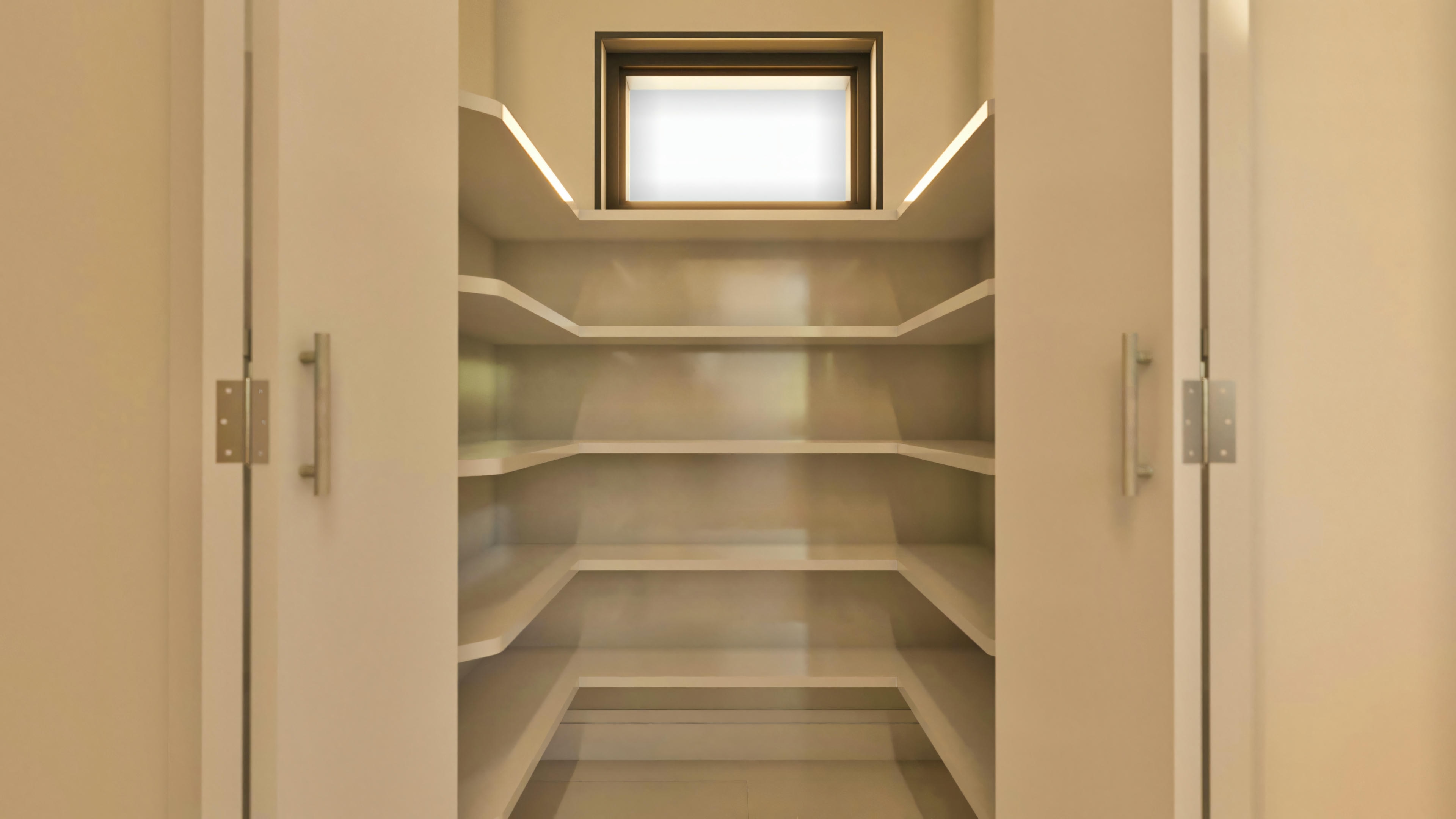 Interior de despensa o ropero con múltiples estantes blancos bien iluminados por una pequeña ventana superior, parte de un proyecto de casa con 394.84m².