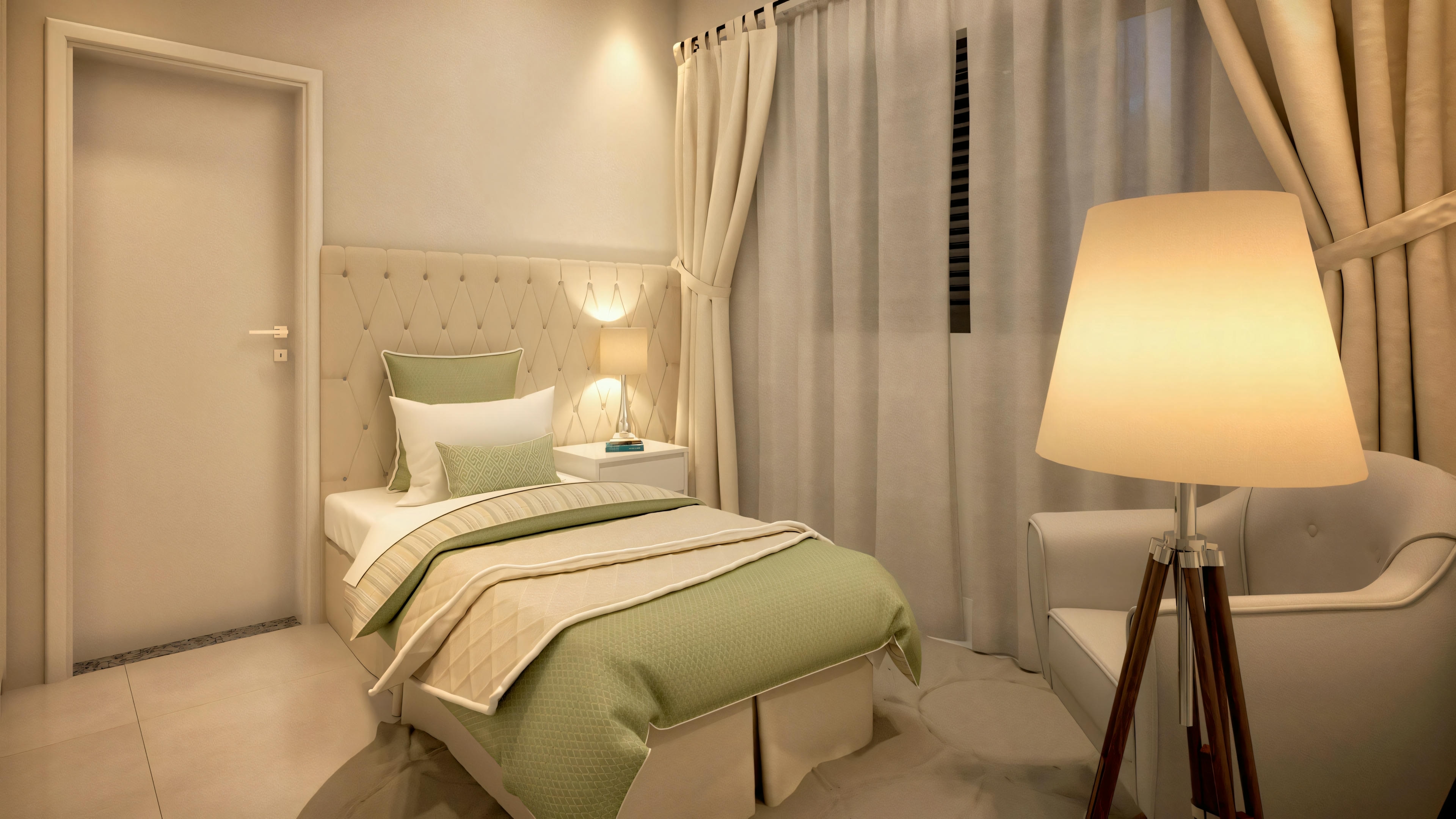 Um quarto com cama arrumada, mesa de cabeceira com lâmpada e cortinas drapeadas.