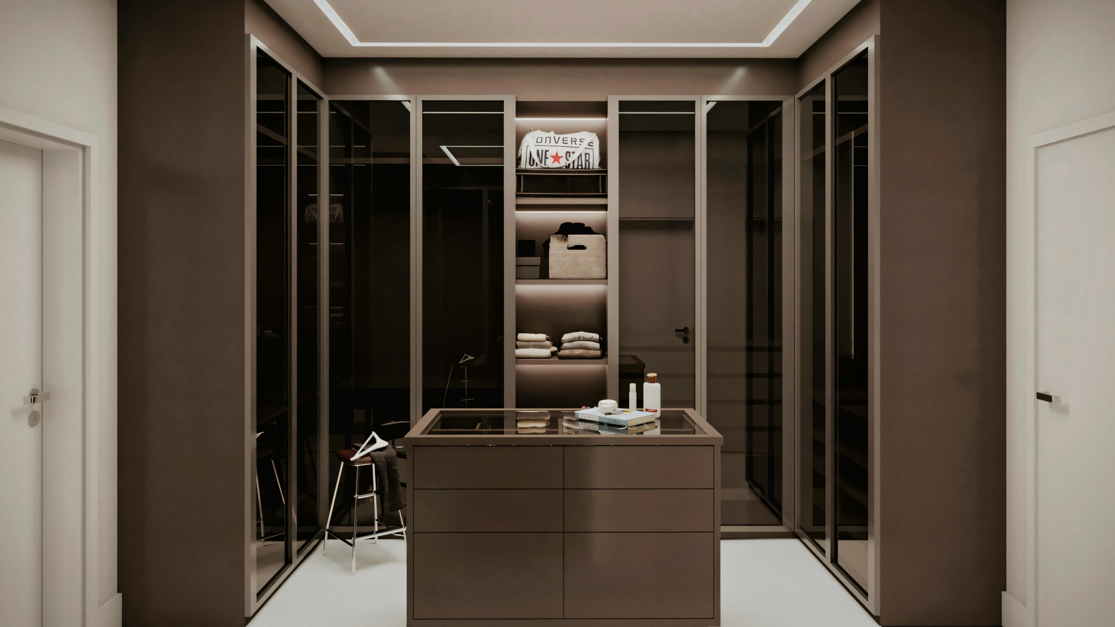 Baño moderno con tonos oscuros e iluminación ambiental, presentando un lavabo con espejo y estanterías con toallas y otros artículos.