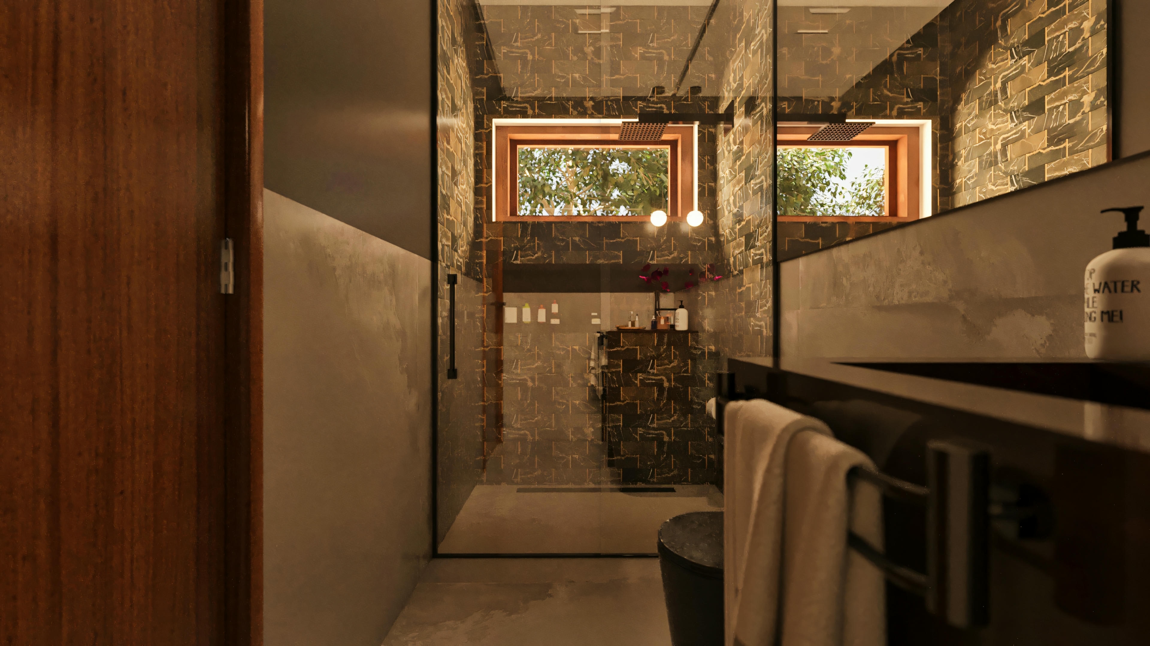 Baño de suite en una casa de lujo, destacando la ducha con mampara de vidrio templado, grifería de techo, pared de la ducha con revestimiento estampado en tonos oscuros y dorados, ventana de madera con vista a área verde, y puerta de madera.