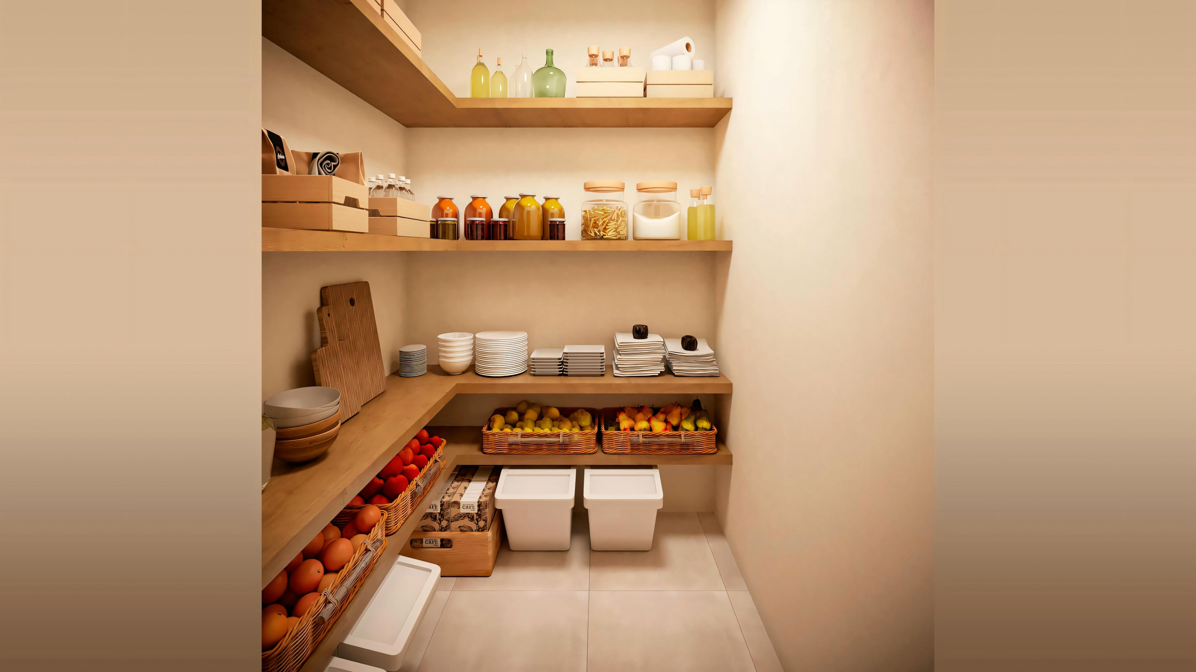 Despensa moderna com prateleiras de madeira, estocada com itens alimentares e utensílios de cozinha.