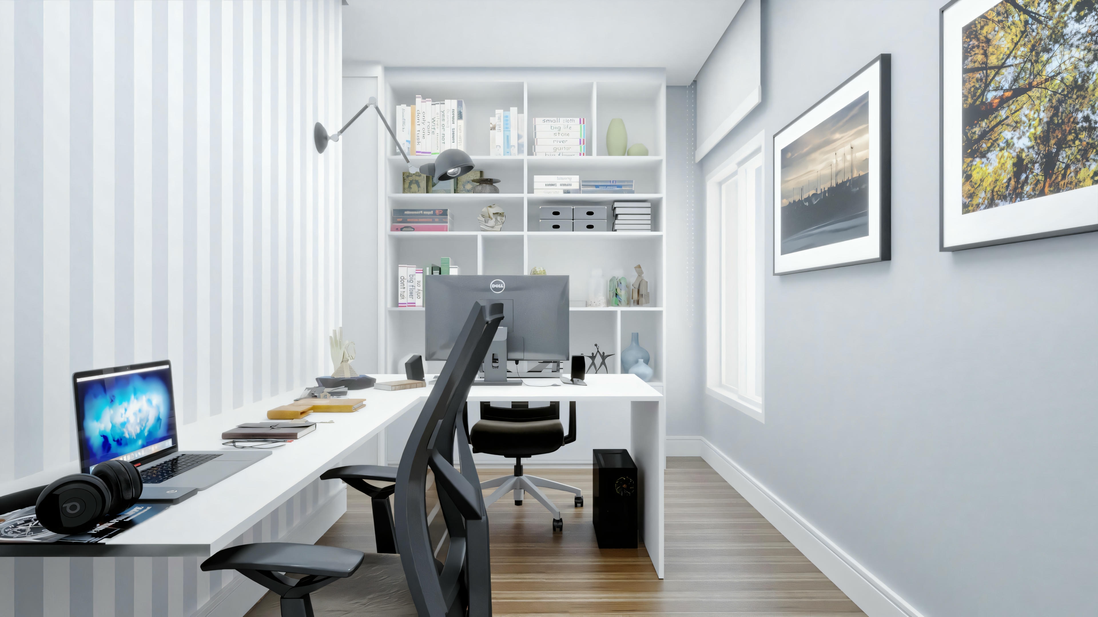 Una oficina con un escritorio, configuración de computadora y una gran ventana que proporciona mucha luz natural.