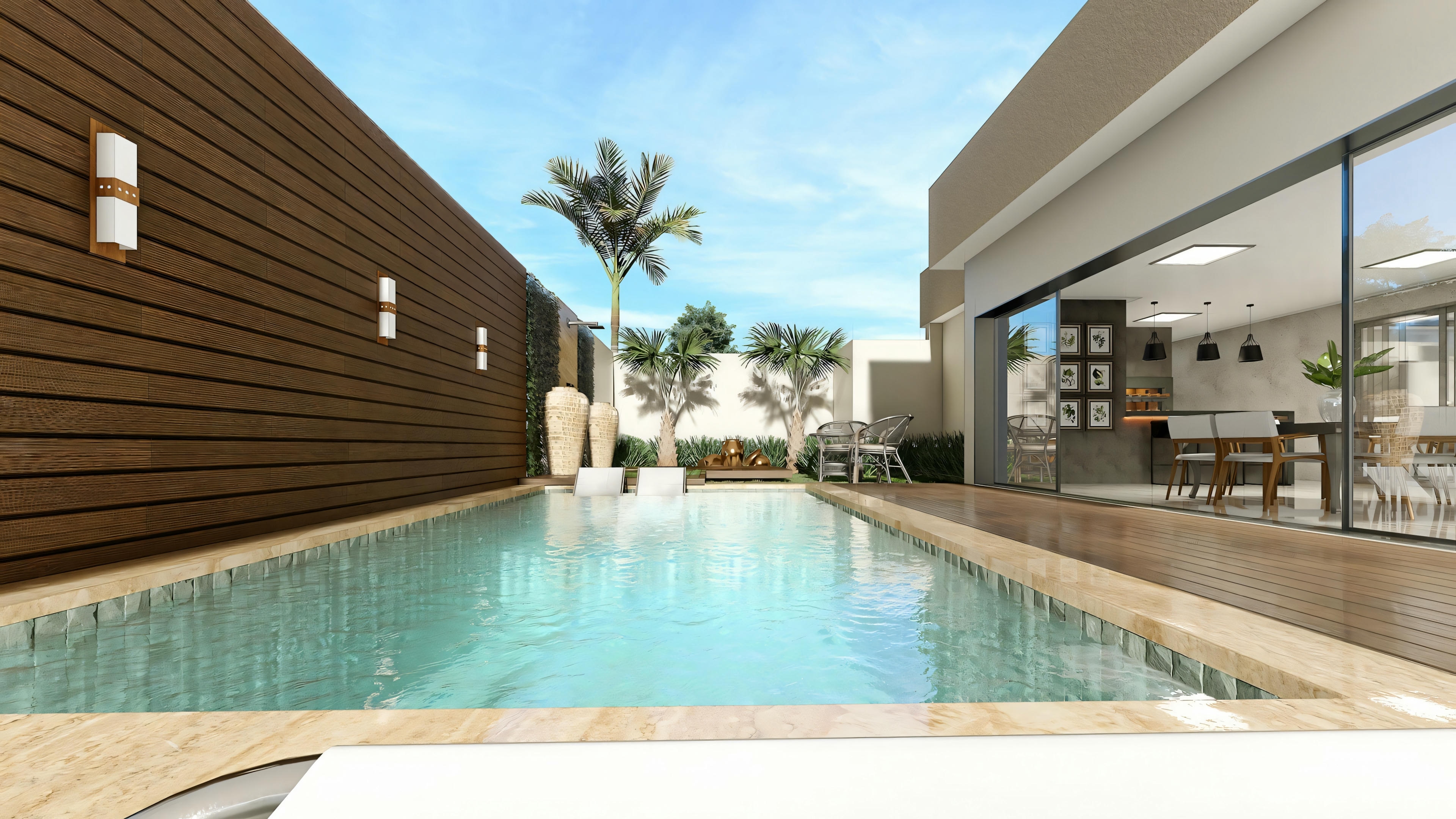 Vista lateral de un patio trasero con piscina, terraza de madera y una casa con grandes puertas de vidrio.