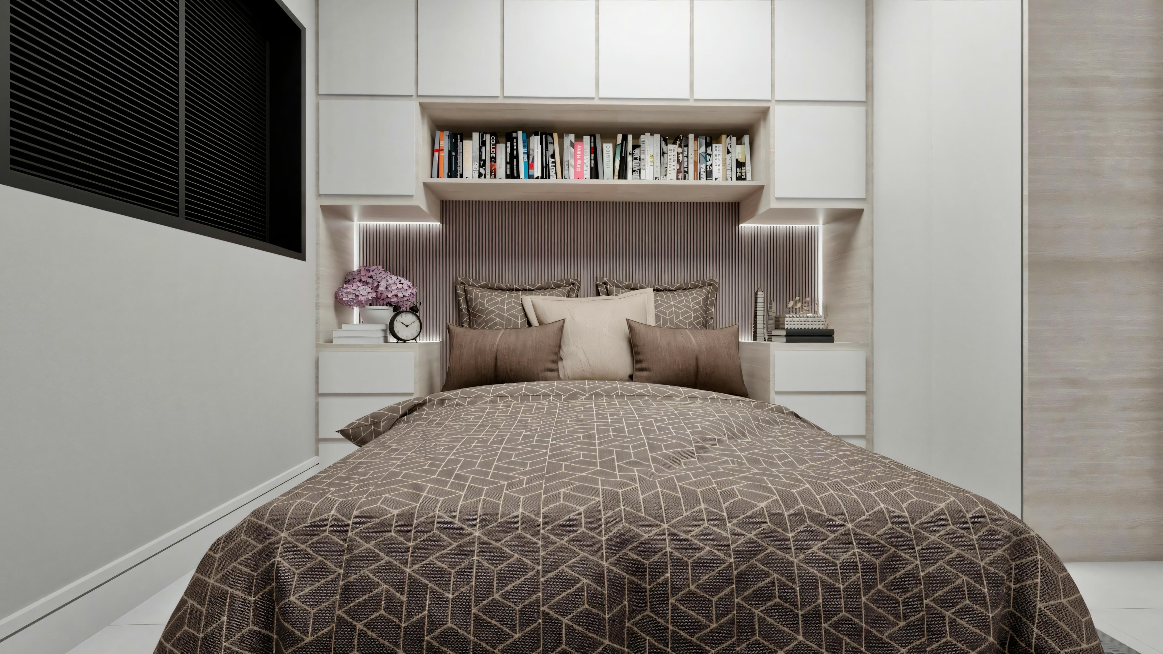 Quarto com cama e colcha estampada, prateleira extensa atrás da cama.
