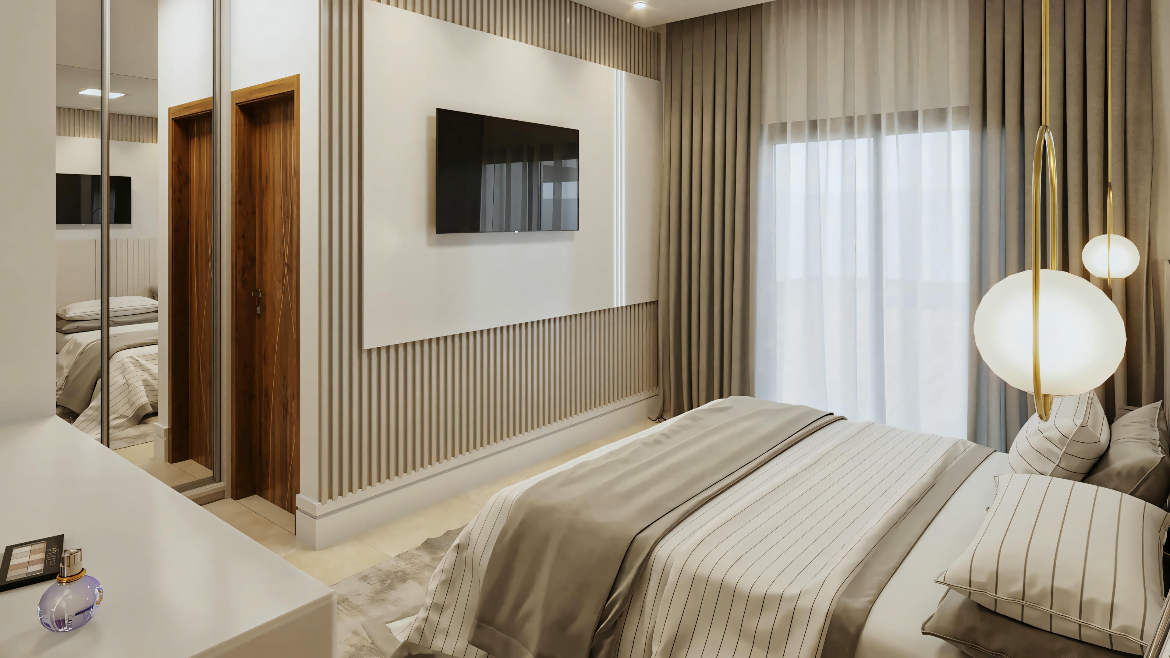 Ampla vista de um quarto suíte de casal pertencente ao projeto pronto de casa térrea com 2 suítes. Destaque para a cama de casal, painel de TV moderno com frisos verticais, pendente de iluminação, janela com cortina e reflexo no guarda-roupa espelhado.