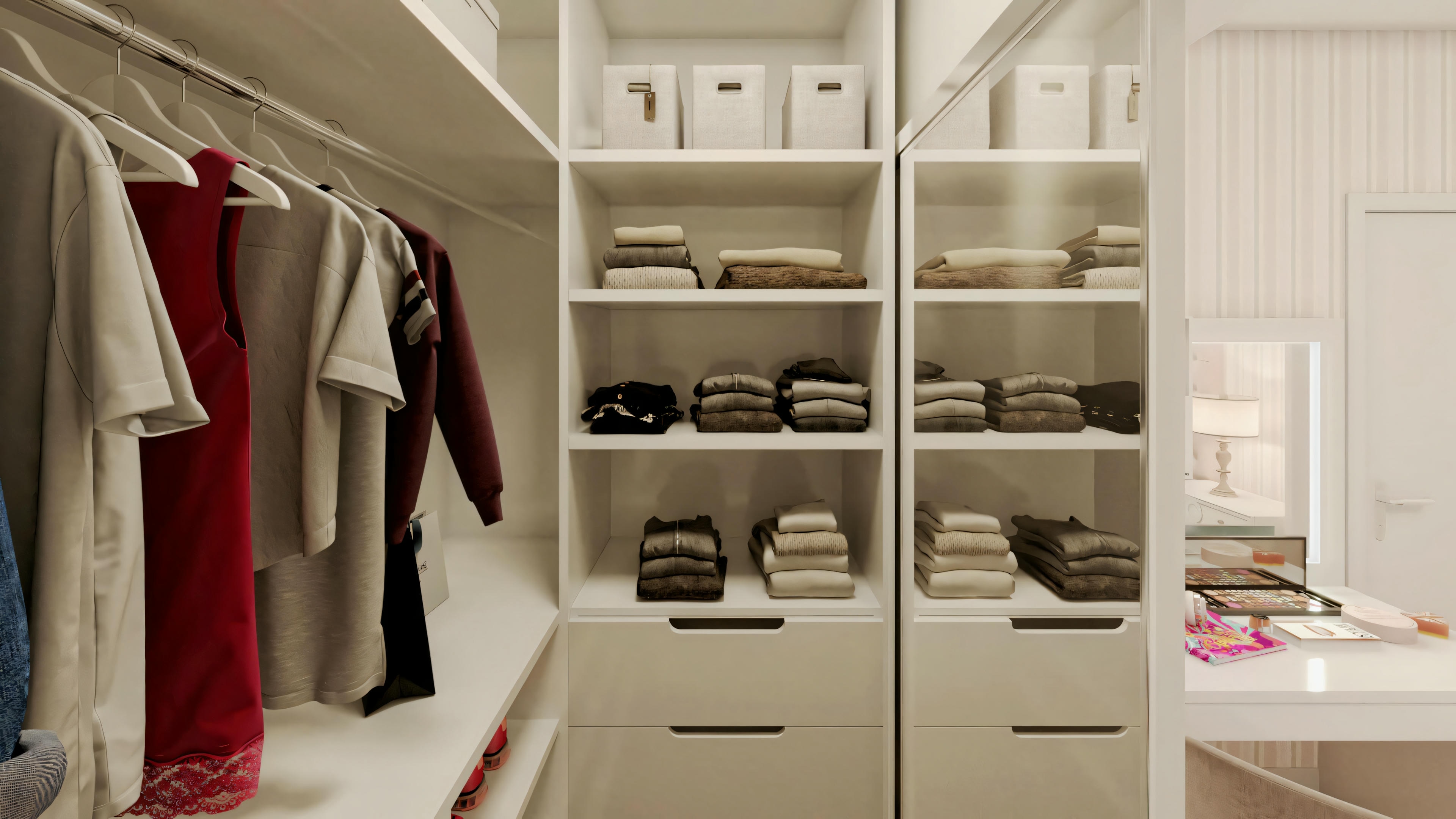 Um closet organizado com vários compartimentos, incluindo roupas penduradas e itens dobrados em prateleiras.