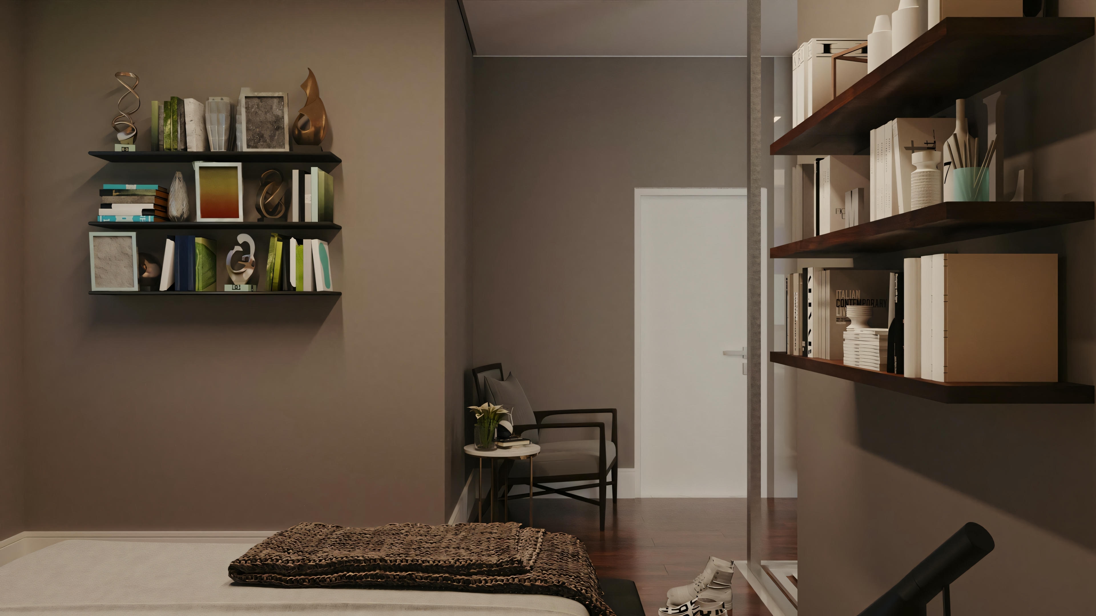Habitación organizada con estante de pared que contiene varios objetos, una silla y una toalla doblada sobre una superficie.