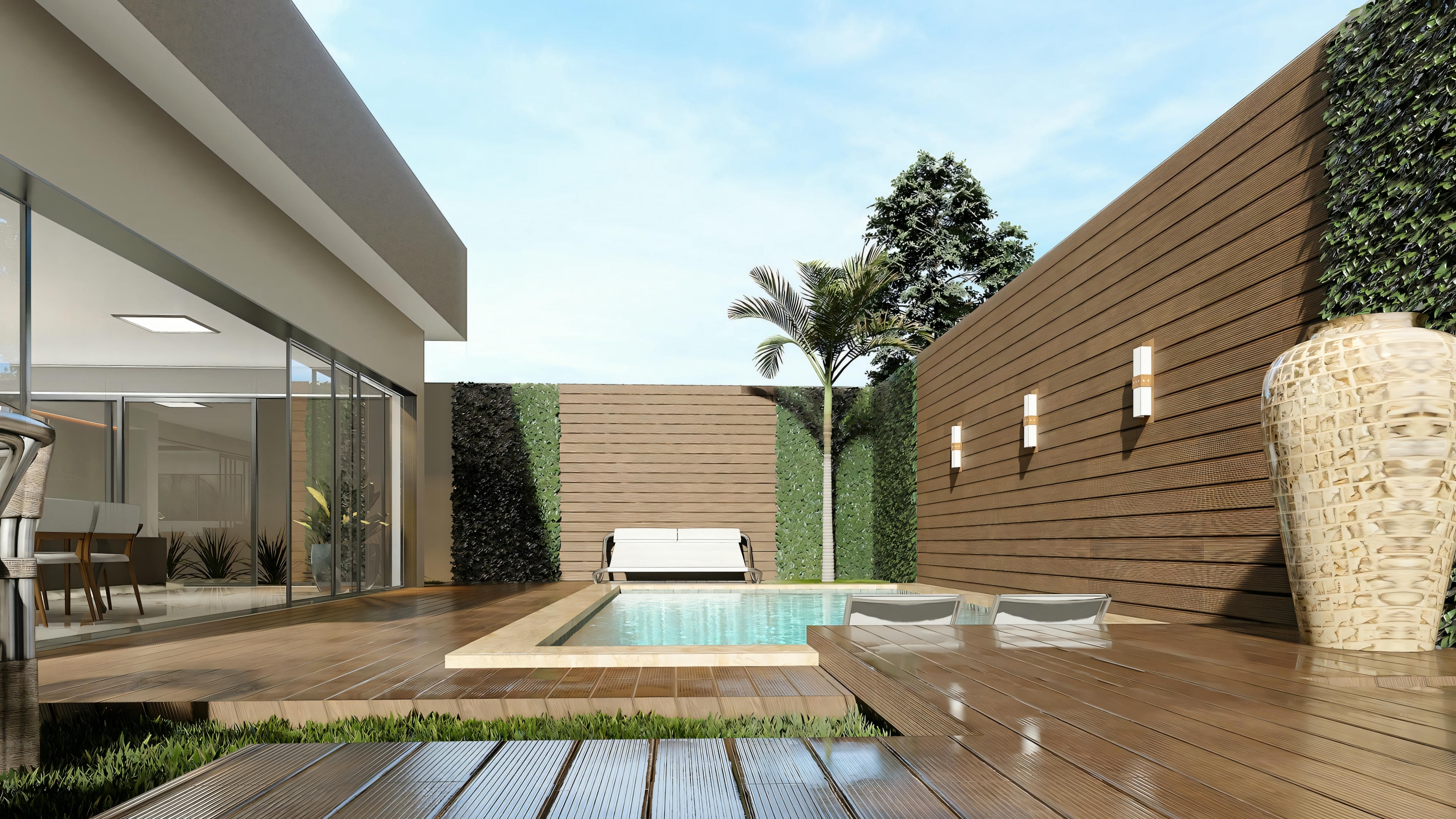 Vista de un patio trasero moderno con piscina, terraza de madera y una casa con puertas de vidrio.