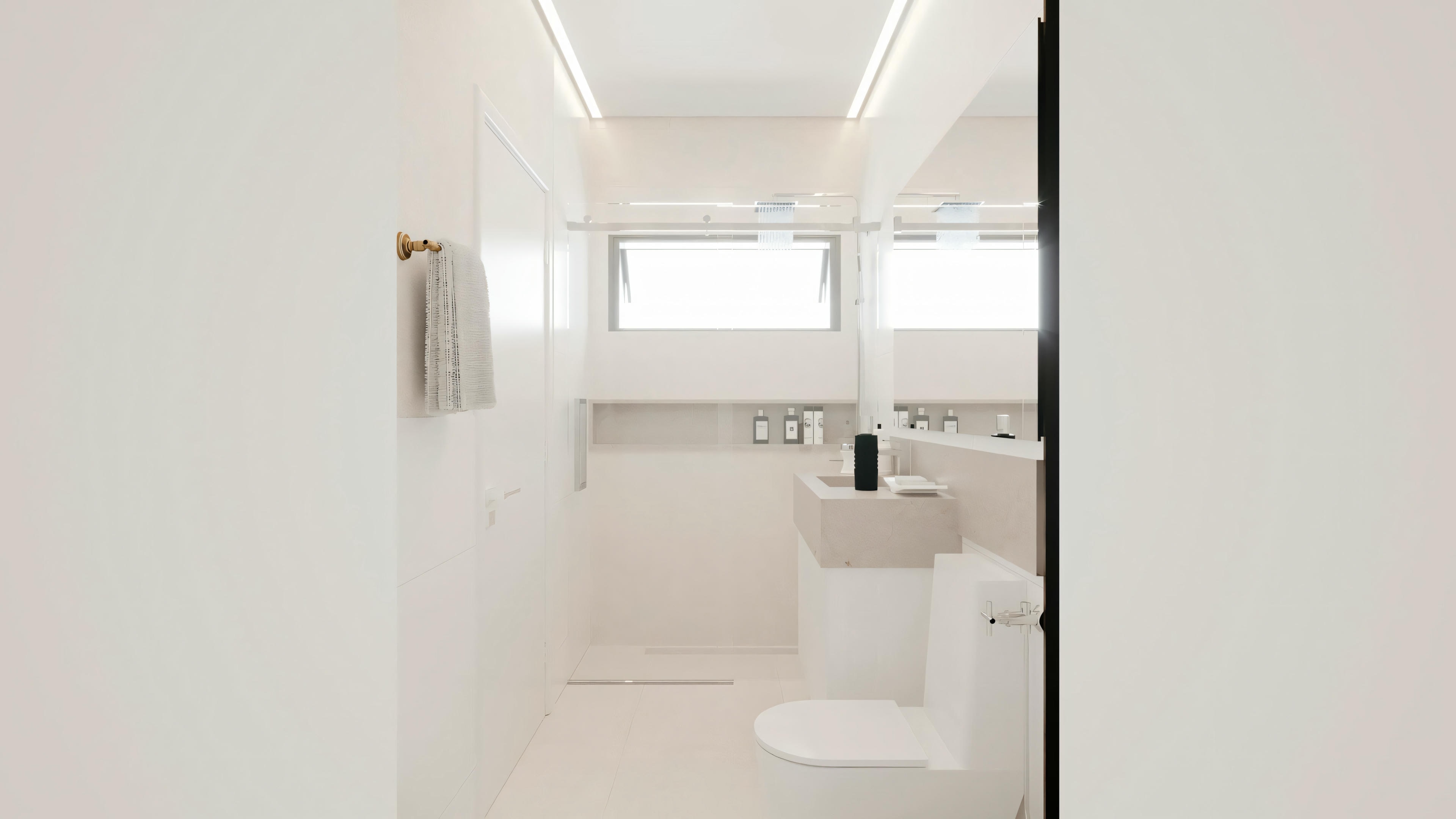 Um banheiro branco visto de um ângulo diferente, incluindo a área do chuveiro com portas de vidro.