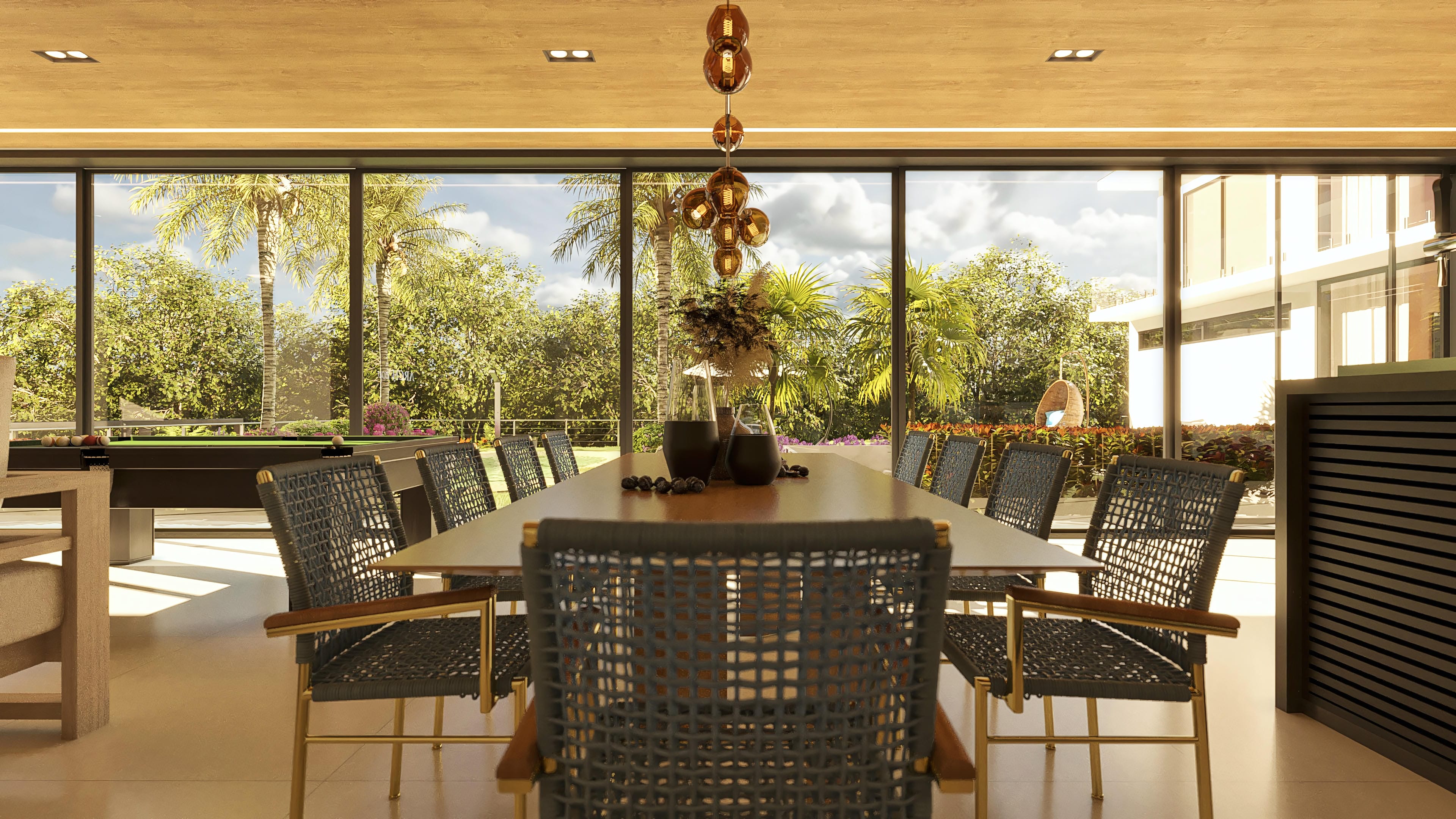 Visión interior de un sofisticado comedor con mesa para 10 personas, sillas negras con detalles en metal dorado y amplia vista al área exterior con piscina y vegetación exuberante.