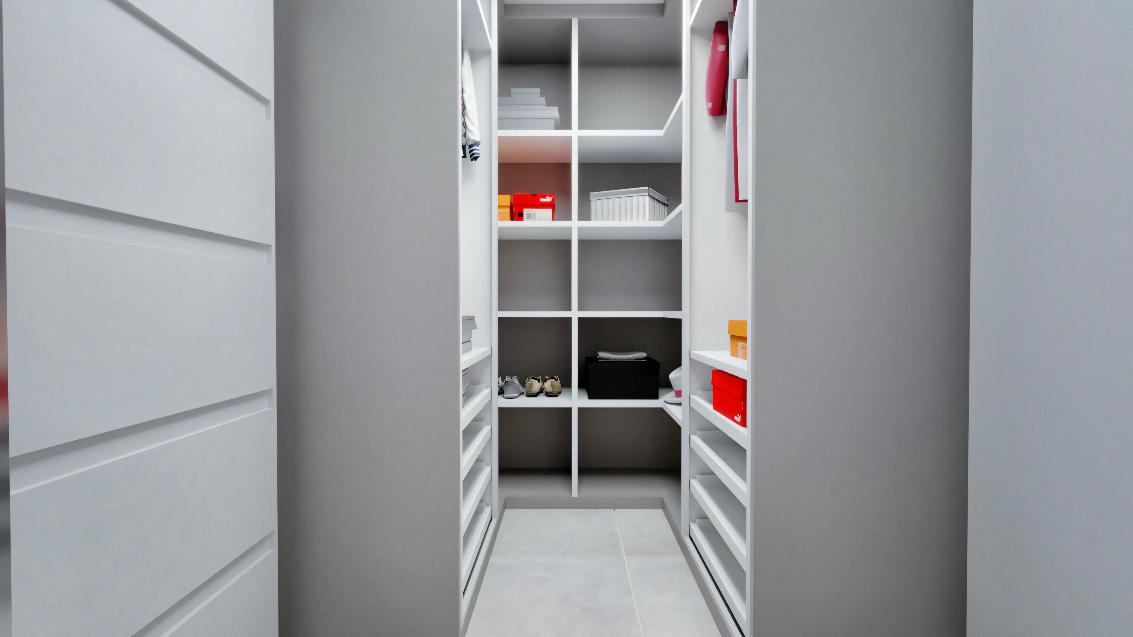 Espaço interior, possivelmente um closet ou área de armazenamento com prateleiras.