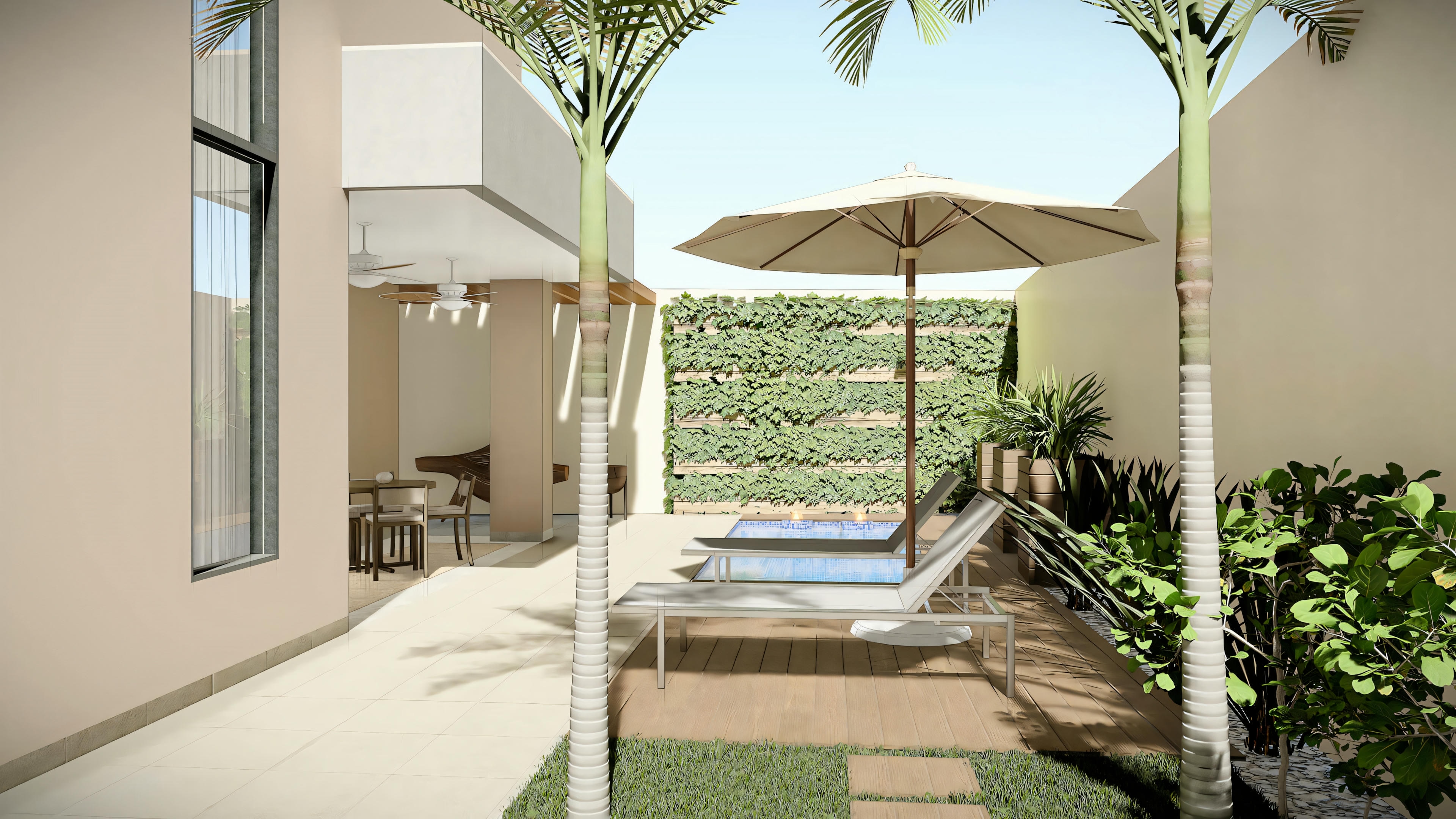 Uma área de pátio ao ar livre com piscina, guarda-sol, espreguiçadeiras e vegetação ao redor.