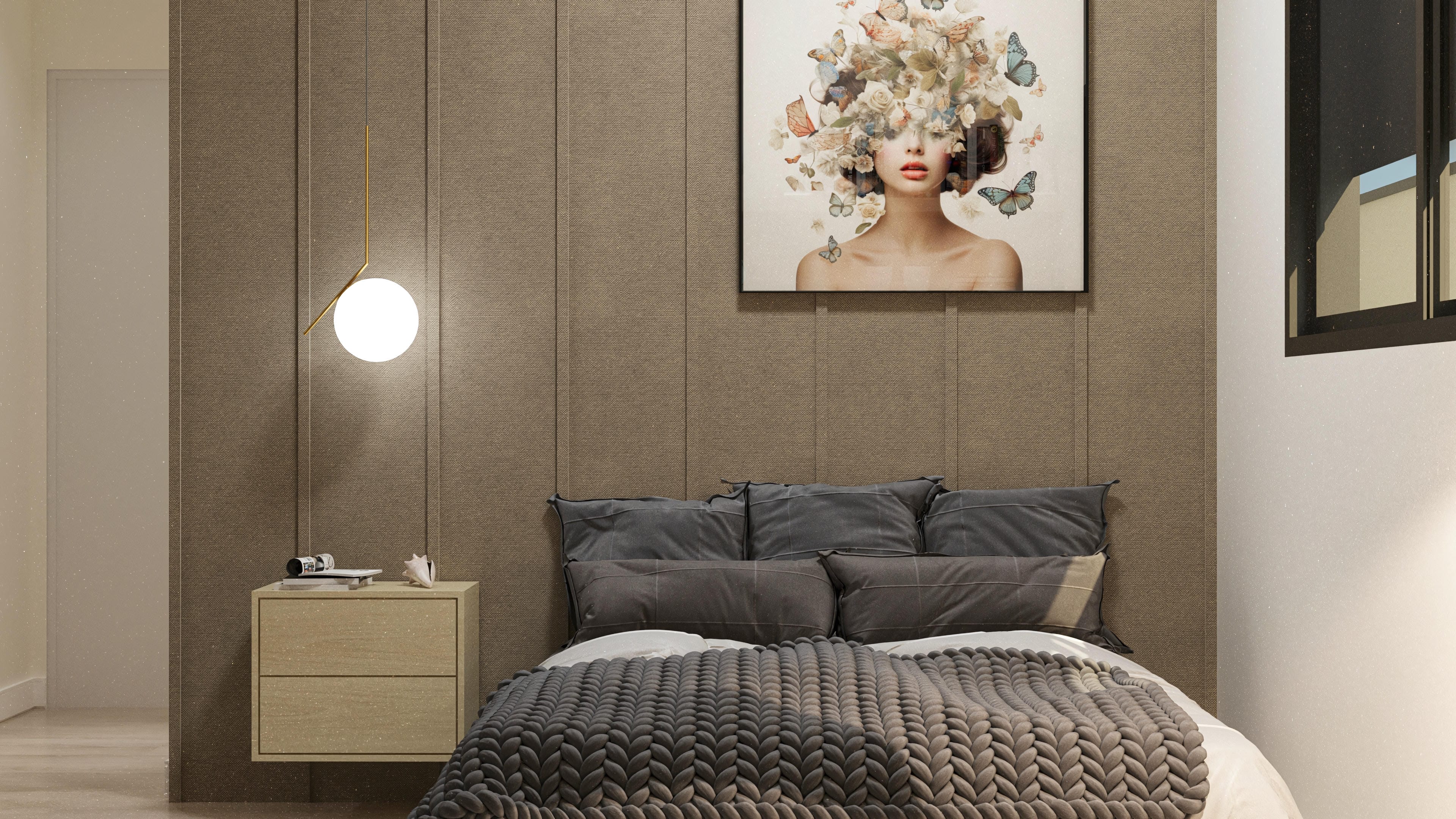 Interior de dormitorio con cama queen-size, cabecero texturizado en tonos beige e iluminación suspendida. Arte moderno de mujer con flores y mariposas en la pared.