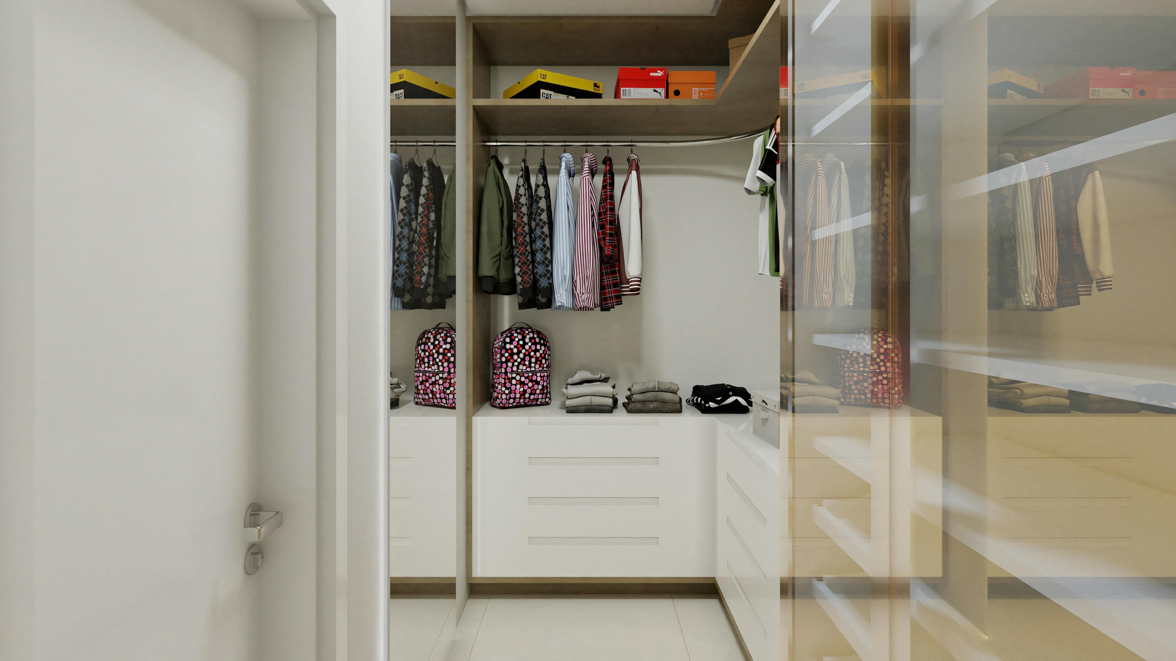 Um closet com roupas penduradas à esquerda, prateleiras com sapatos e caixas de armazenamento à direita.