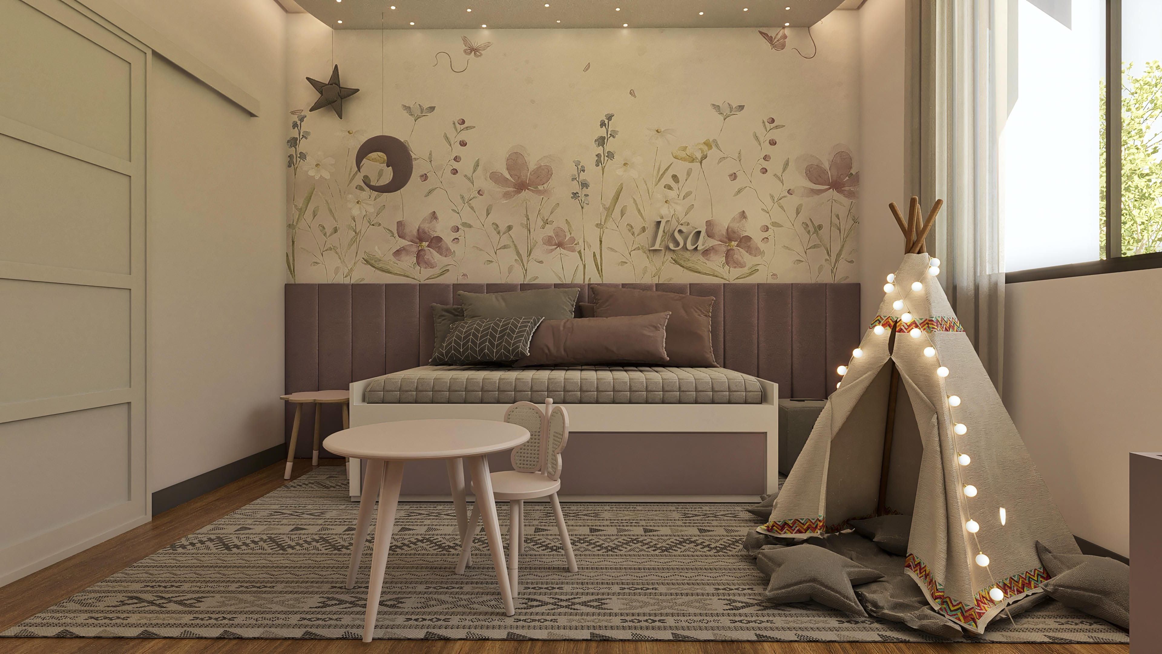 Ambiente de habitación infantil con papel pintado floral delicado, cama con cabecero tapizado en tonos terrosos, mini mesa y silla, y una divertida tienda de juegos con luces.