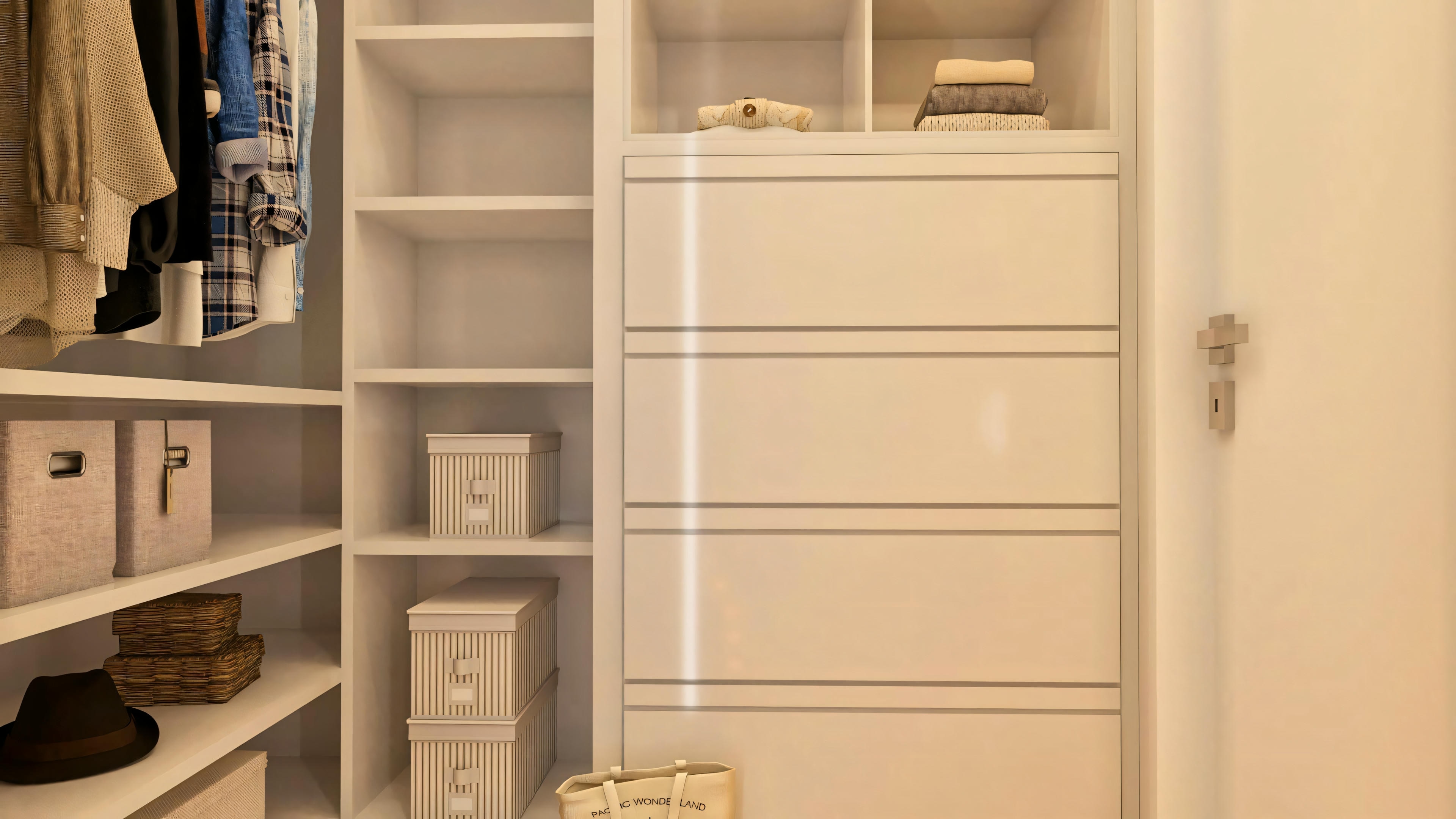 Amplio pasillo en proyecto de casa moderna, con piso de madera, recibidor decorativo a la izquierda, armarios planejados de madera y puertas de acceso a los ambientes.