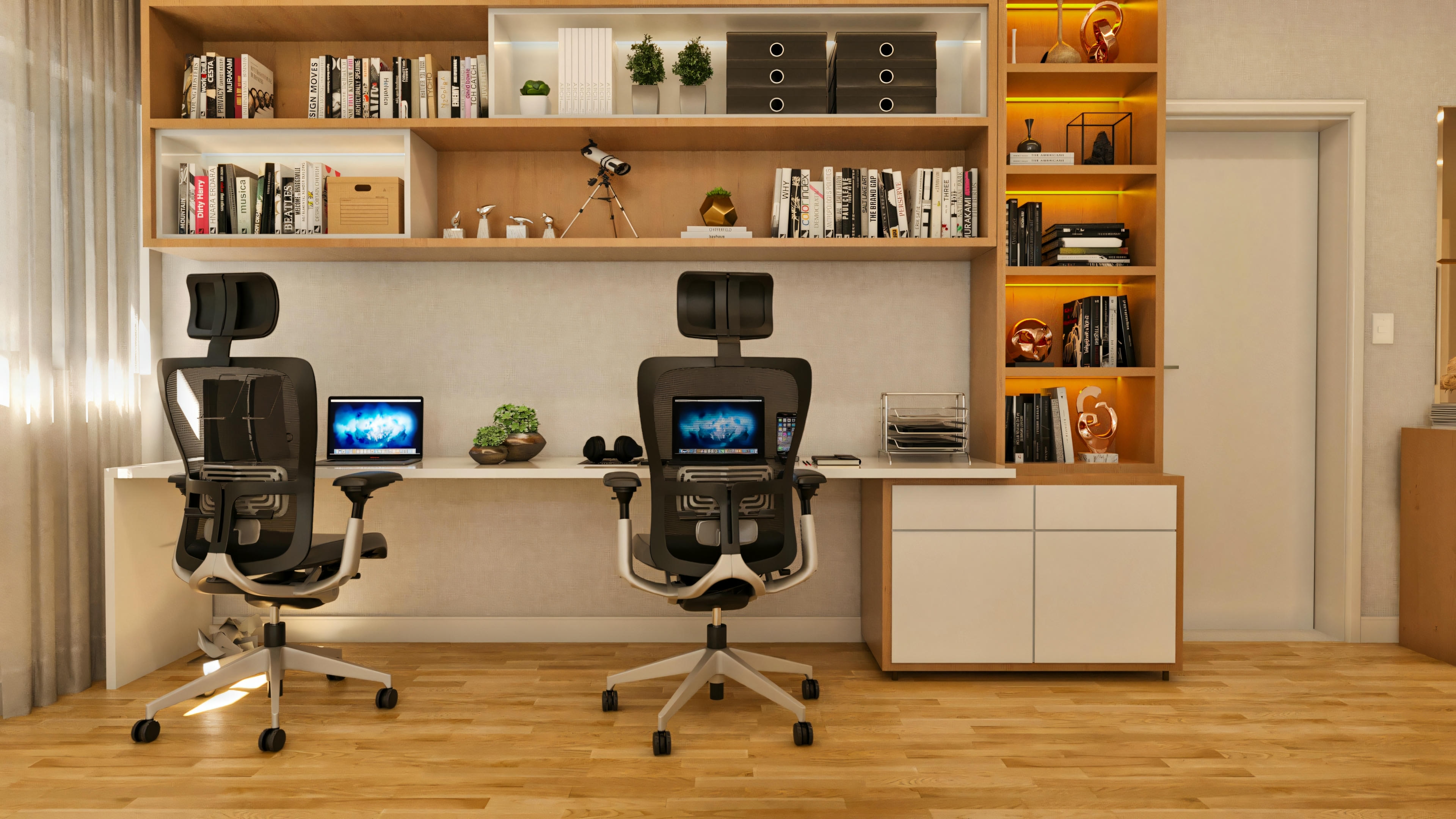 Escritório para duas pessoas com ampla bancada de trabalho, duas cadeiras ergonômicas, grande estante suspensa em madeira clara com livros e objetos decorativos, e piso de madeira, em projeto de casa com 4 suítes.