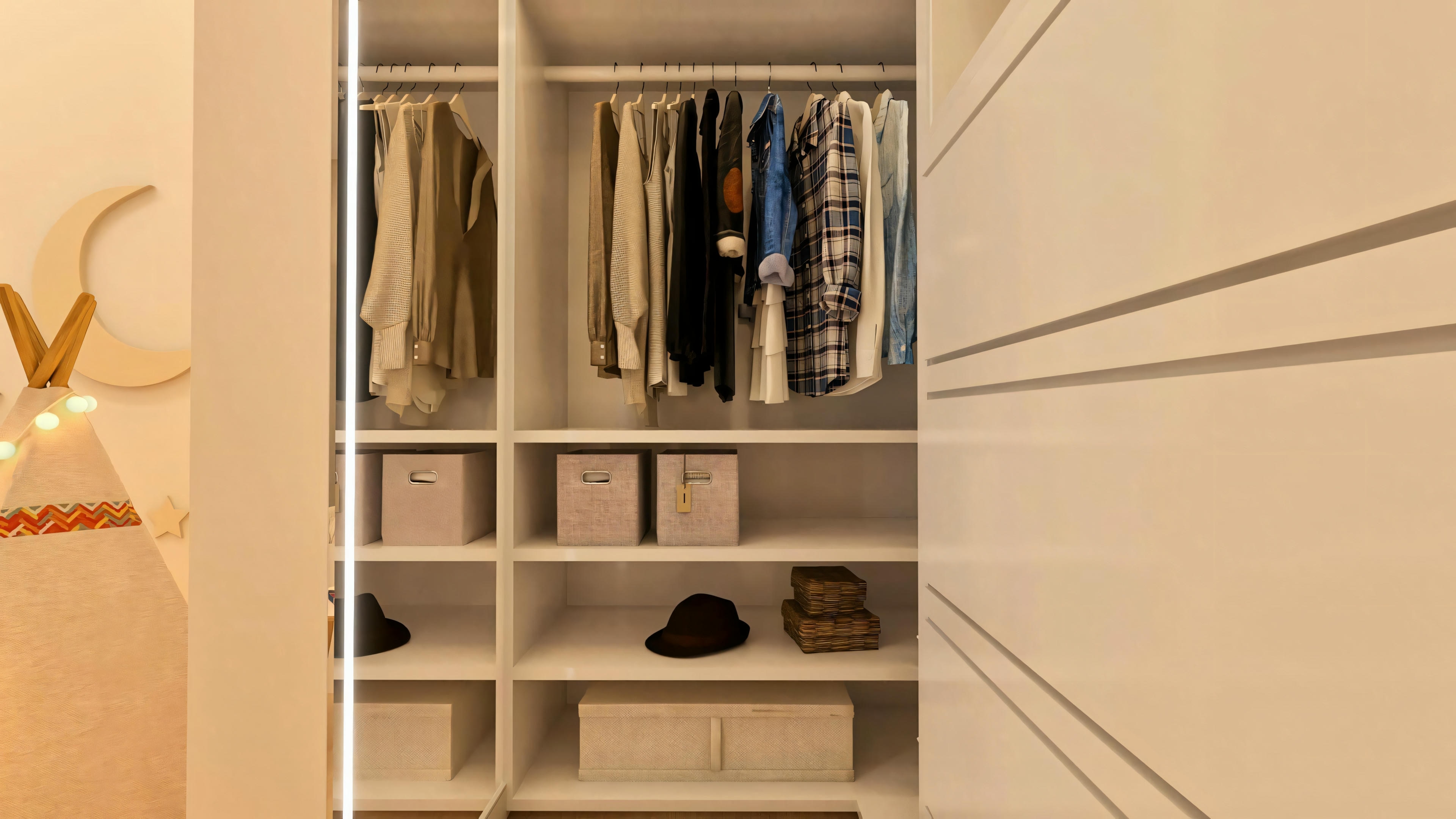 Amplia suite en proyecto de casa moderna, configurada con dos camas (matrimonial y soltero), panel de cabecera continuo de madera, armario espejado e iluminación indirecta en el techo.