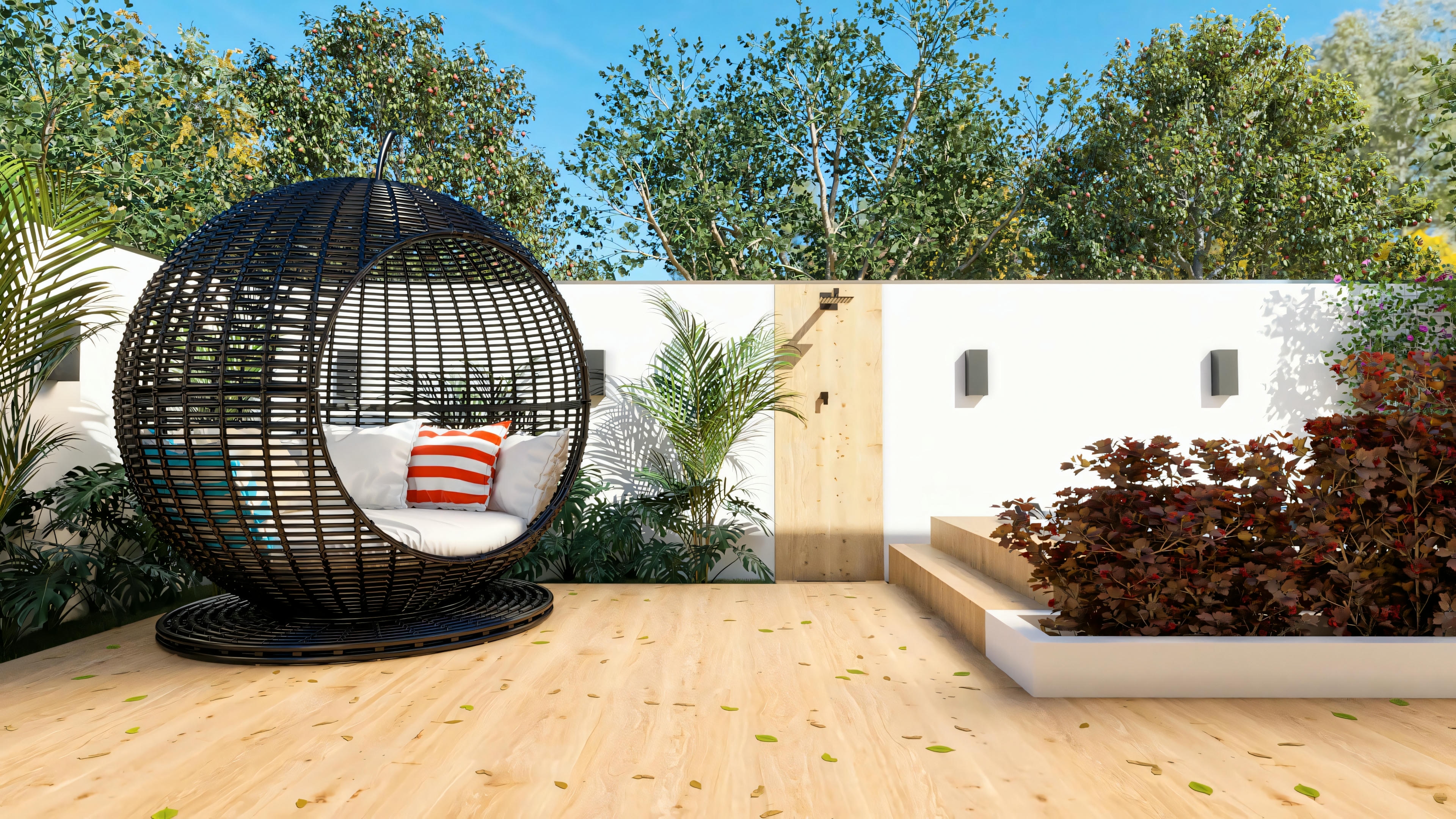 Área externa de ocio en casa de una planta con 3 habitaciones. Deck de madera con sillón colgante tipo nido negro, paisajismo tropical, muro blanco con apliques y ducha externa con panel de madera.
