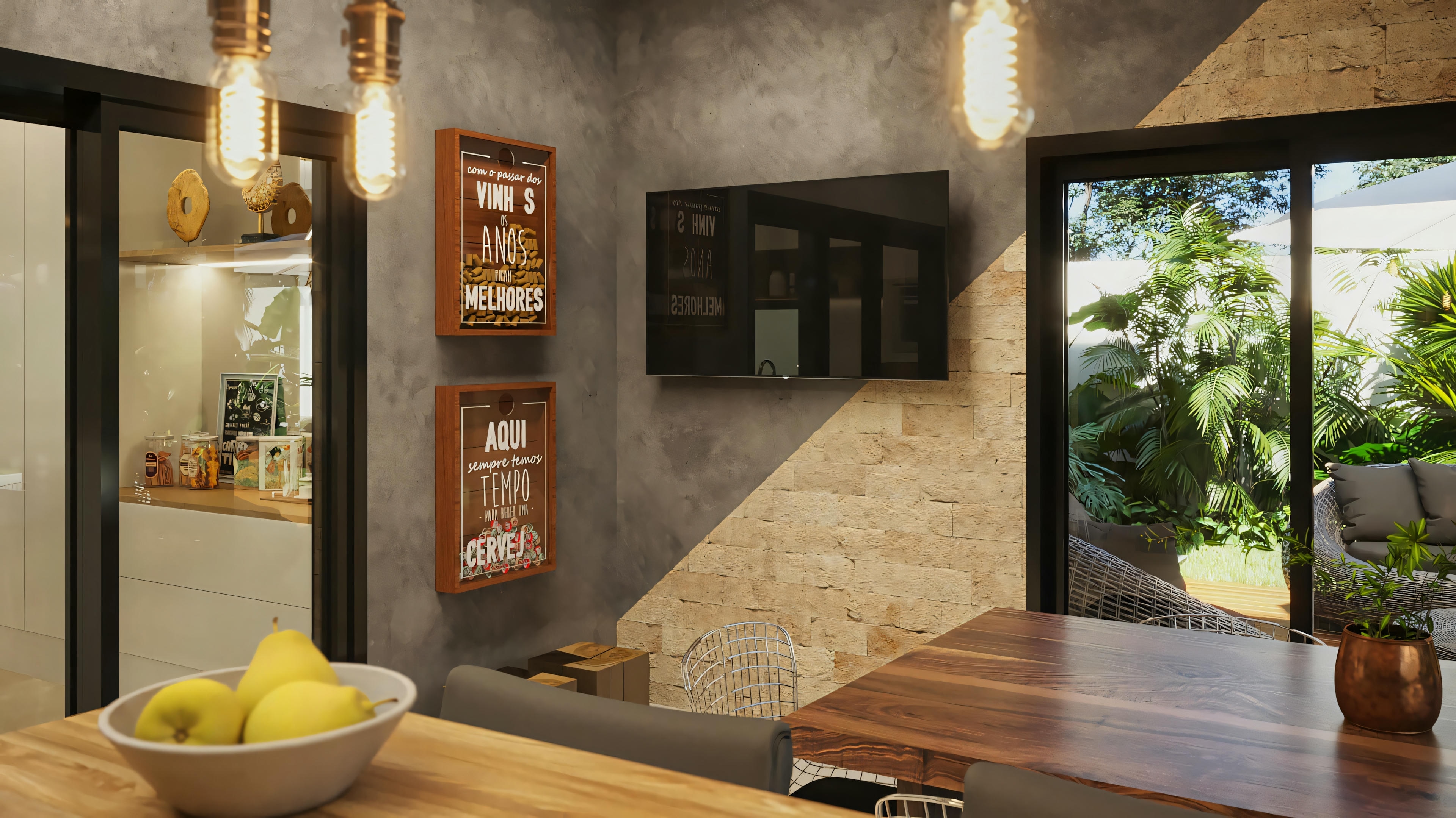 Detalhe da área de jantar integrada ao espaço gourmet do projeto pronto de casa térrea com 2 suítes. Mostra parte da mesa de jantar, parede de pedra com TV e quadros decorativos, iluminação pendente e acesso à área externa com jardim e móveis.
