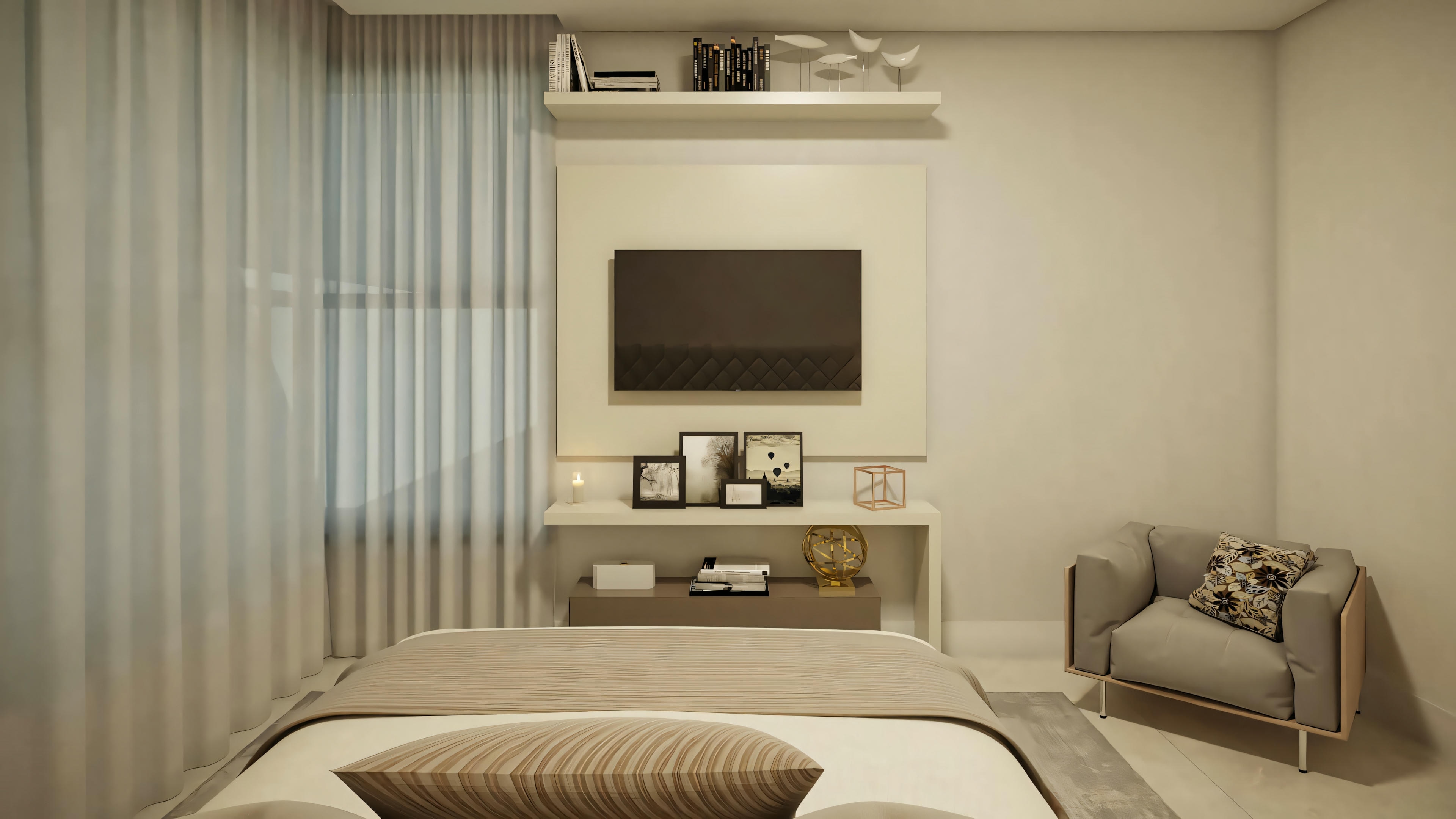 Um quarto arrumado com cama grande, travesseiros, televisão na parede oposta à cama e um pequeno sofá aos pés da cama.