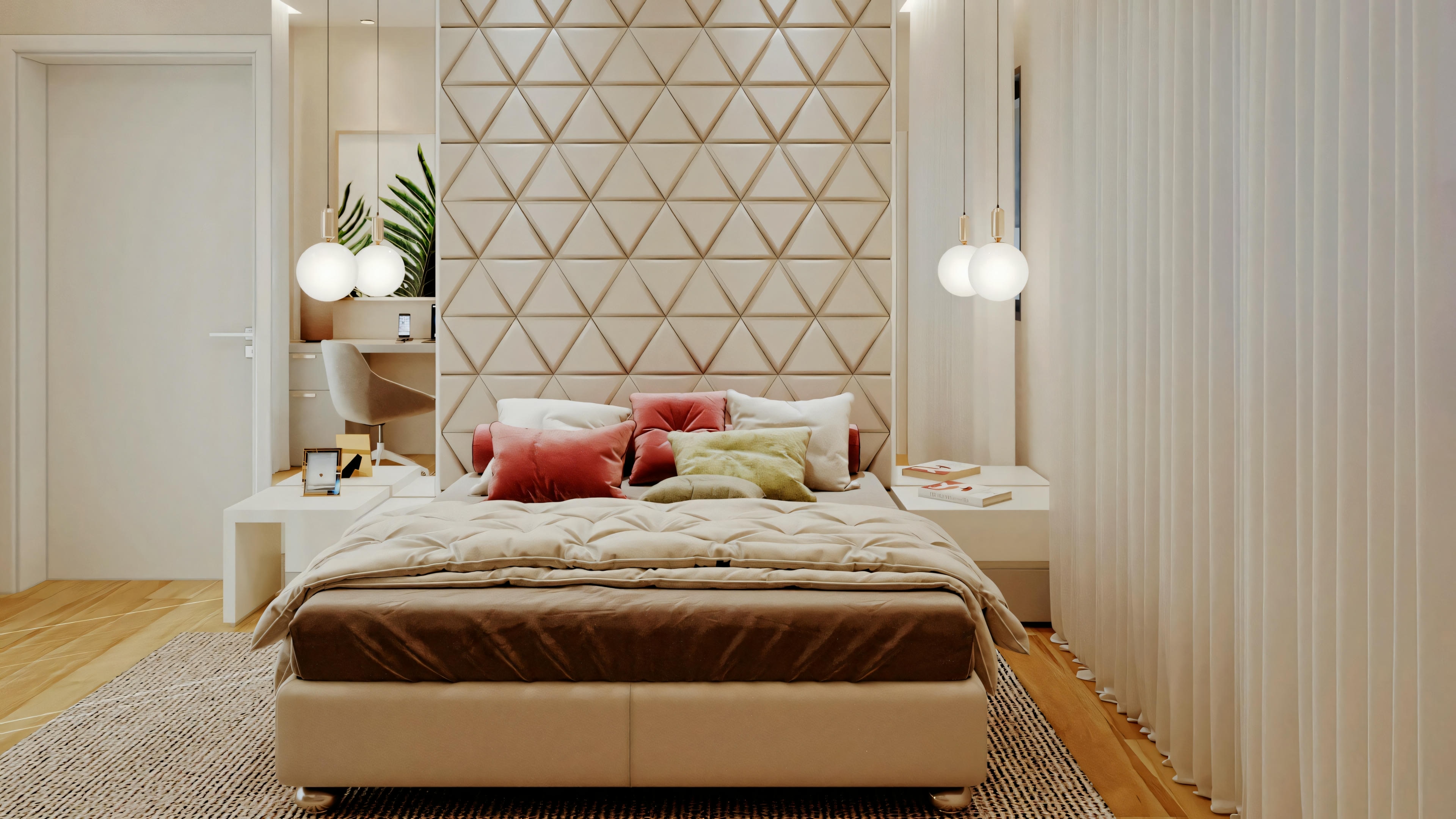 Um quarto com cama grande coberta por roupa de cama rosa e vermelha, mesas de cabeceira com abajures e papel de parede padronizado.