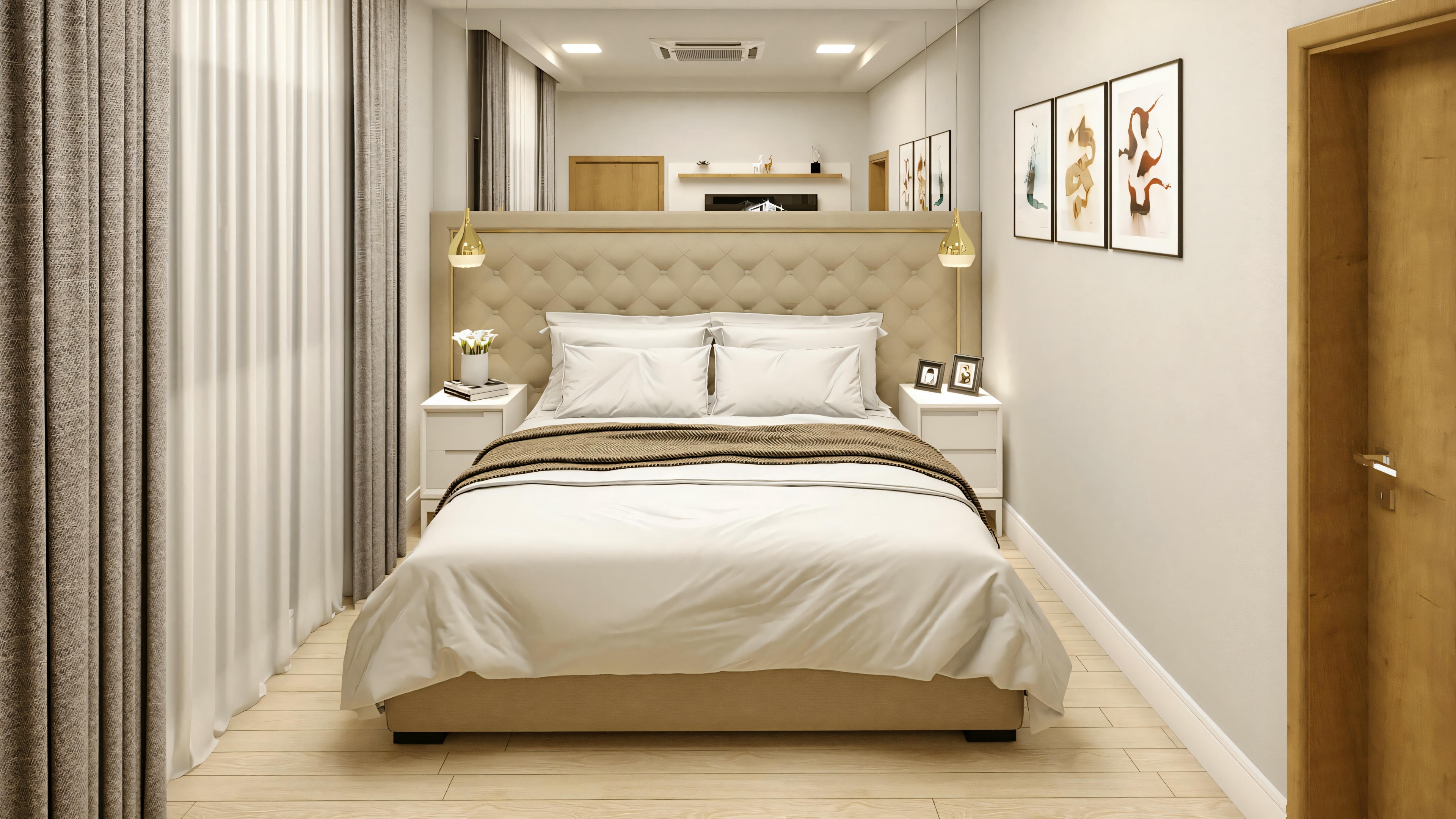 Un dormitorio con cama de matrimonio, mesillas de noche, lámparas y cuadros enmarcados encima de la cama.