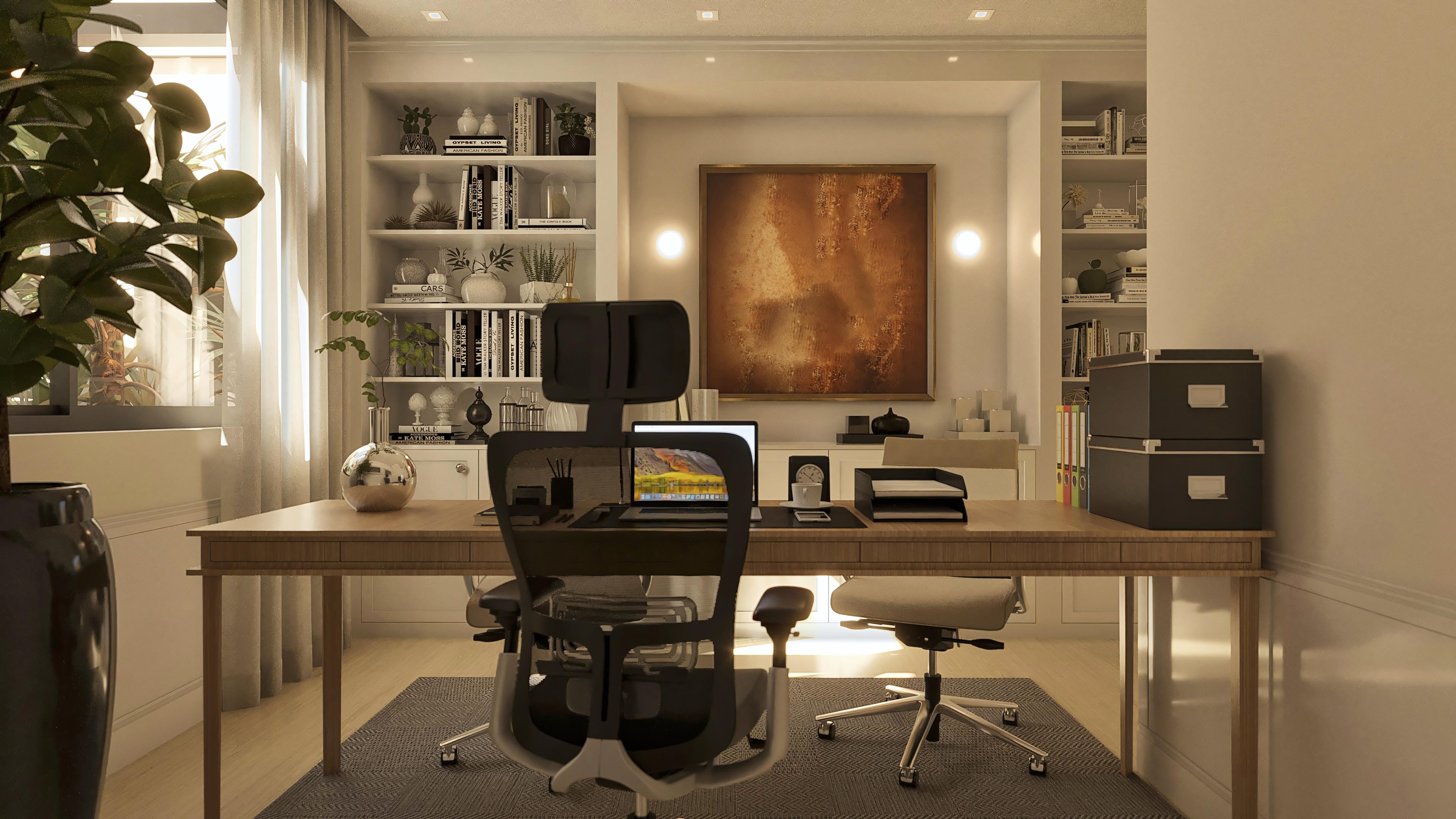 Ambiente de escritório com mesa de madeira clara, cadeiras ergonômicas, prateleiras repletas de livros e objetos decorativos, e iluminação embutida no teto.
