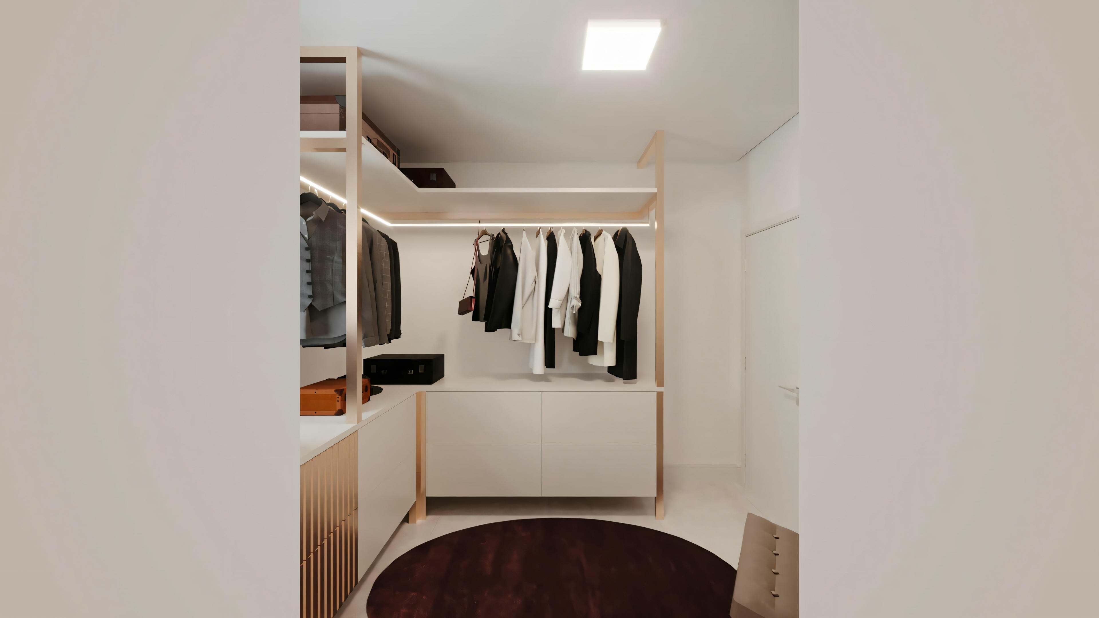 Un vestidor pequeño y bien organizado con estantes y ropa colgada. El vestidor parece estar empotrado en la pared, maximizando el espacio en un área compacta.