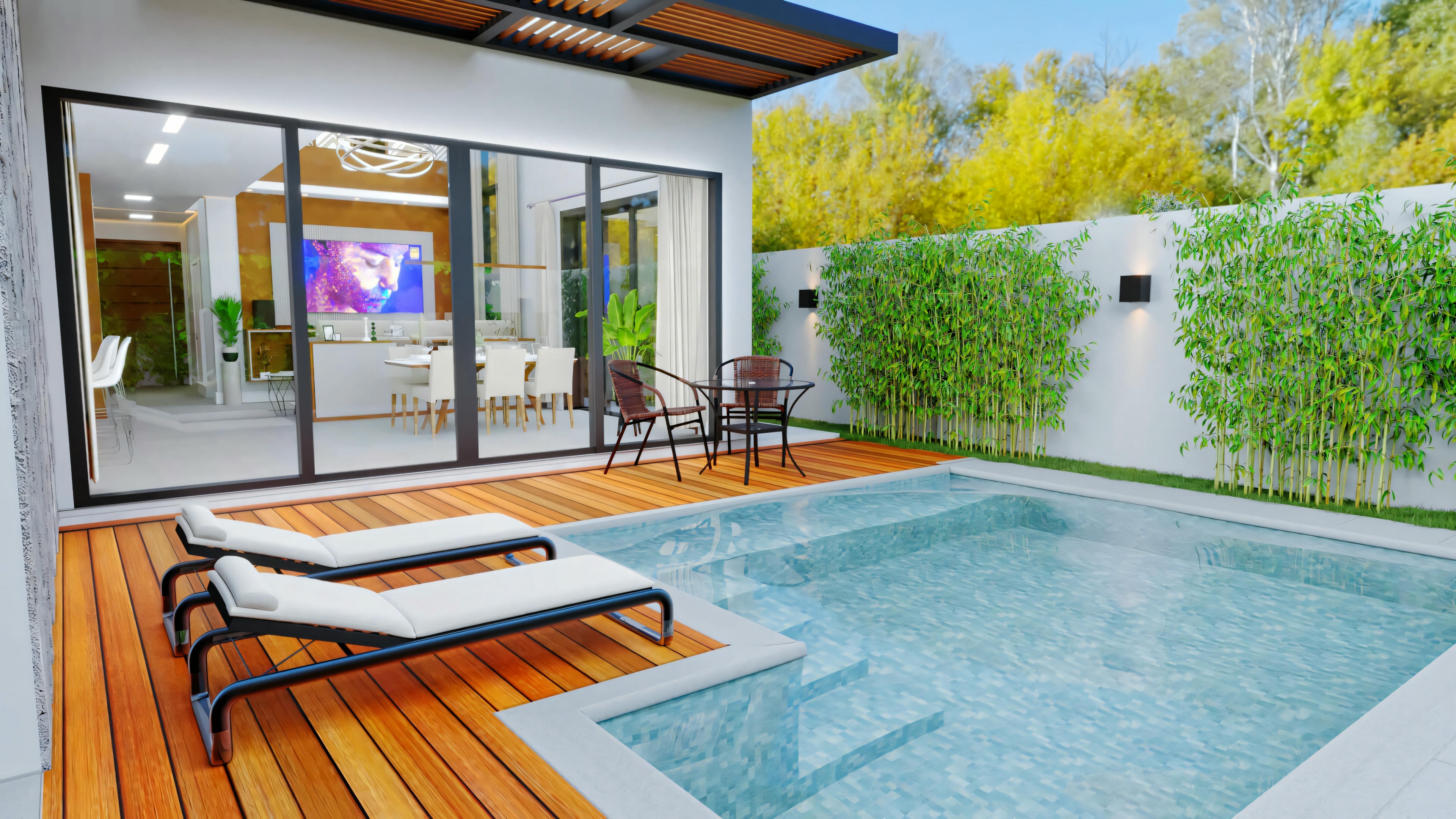 Una piscina junto a una casa moderna con grandes puertas de cristal, rodeada por un seto bien recortado y una terraza de madera con una única tumbona.
