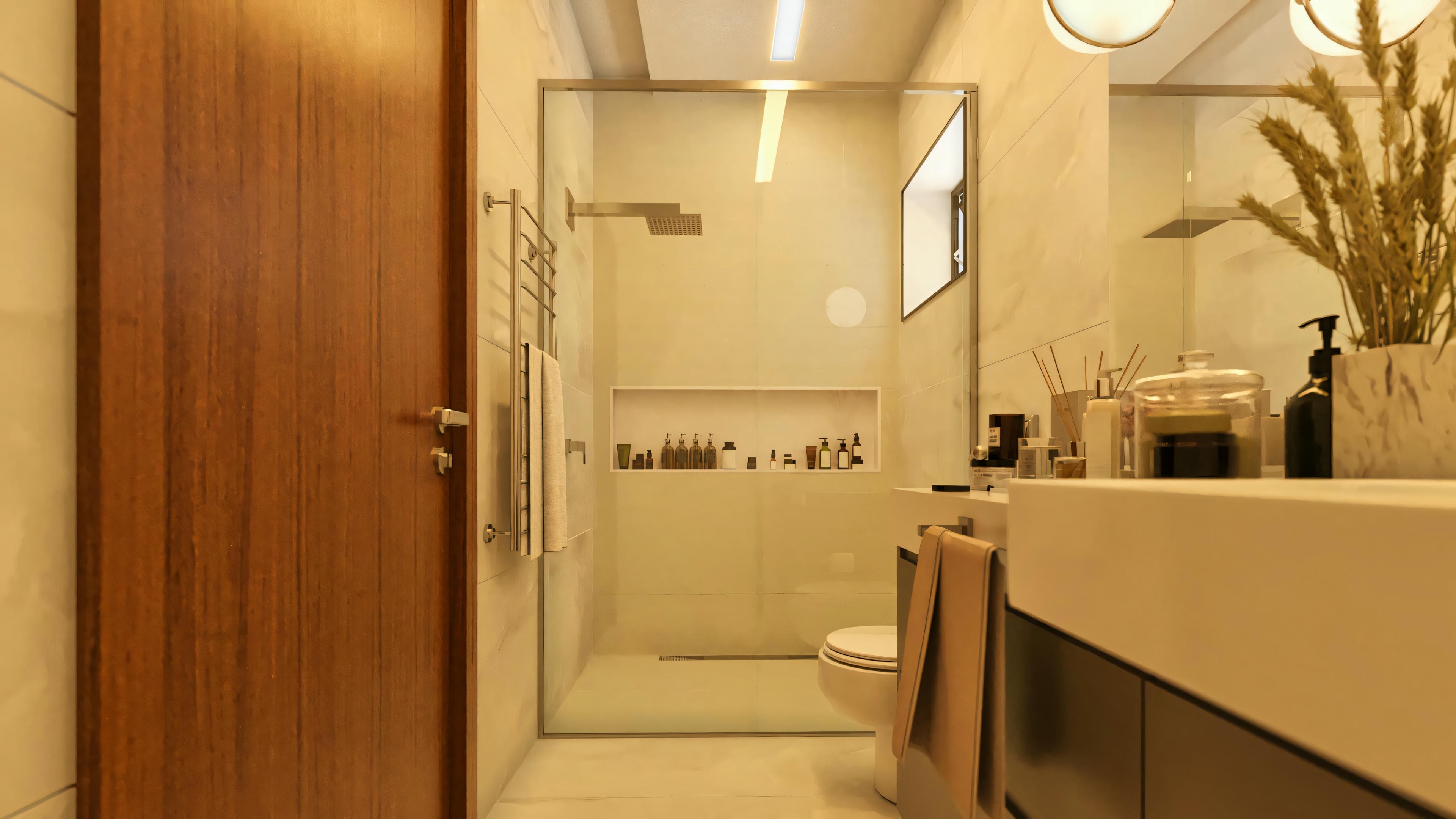 Detalle del baño en proyecto de casa moderna, mostrando puerta de madera, ducha con mampara de vidrio piso-techo con nicho empotrado y revestimiento marmolado, grifería moderna y toallero. Baño pertenece a una de las 4 suites de la casa de 555.9m² construidos en terreno 20x35.