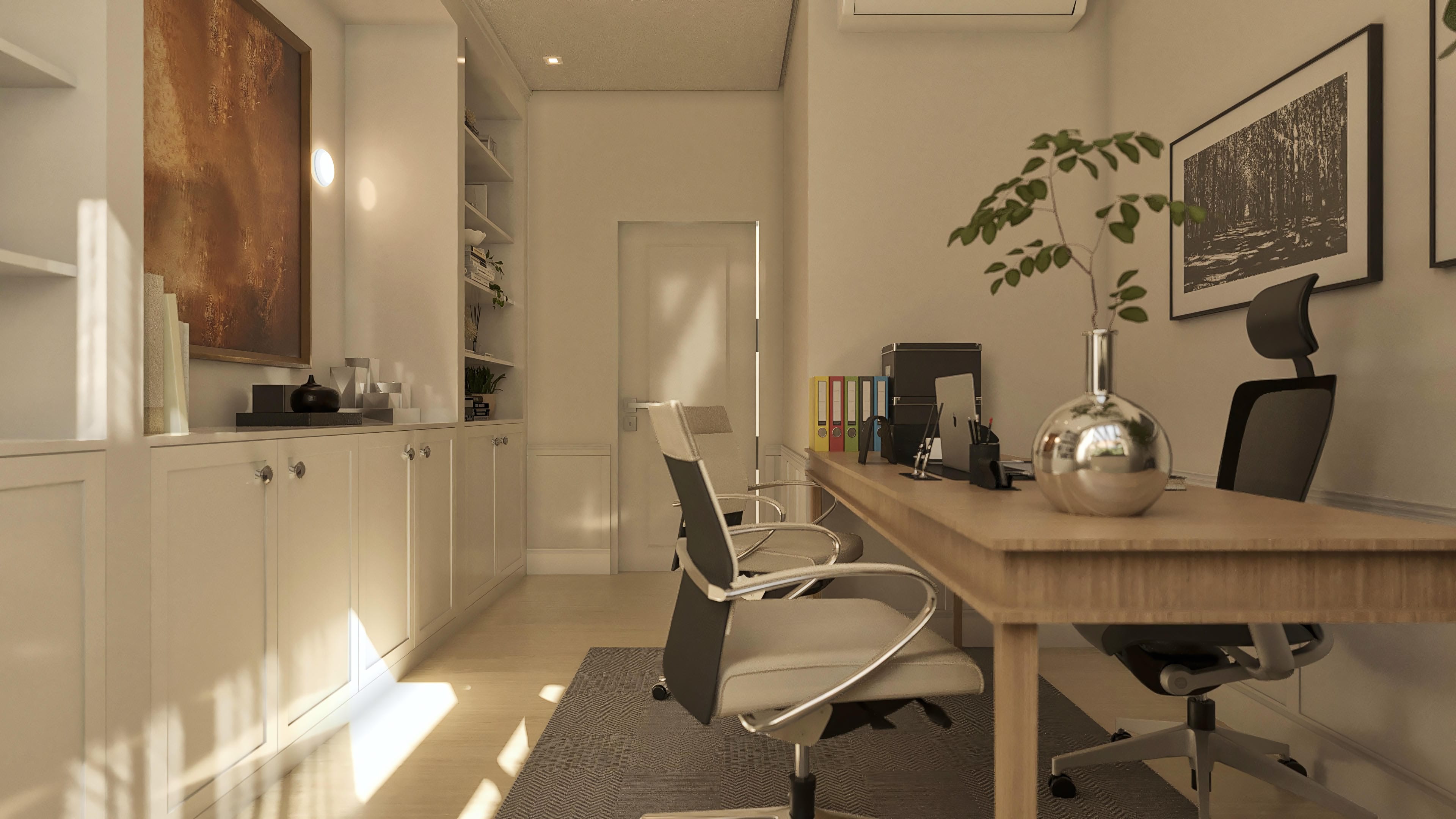 Interior de una oficina moderna con mesa de madera, sillas ergonómicas y armarios planificados. Obra de arte abstracto y paisaje en la pared complementan la decoración.