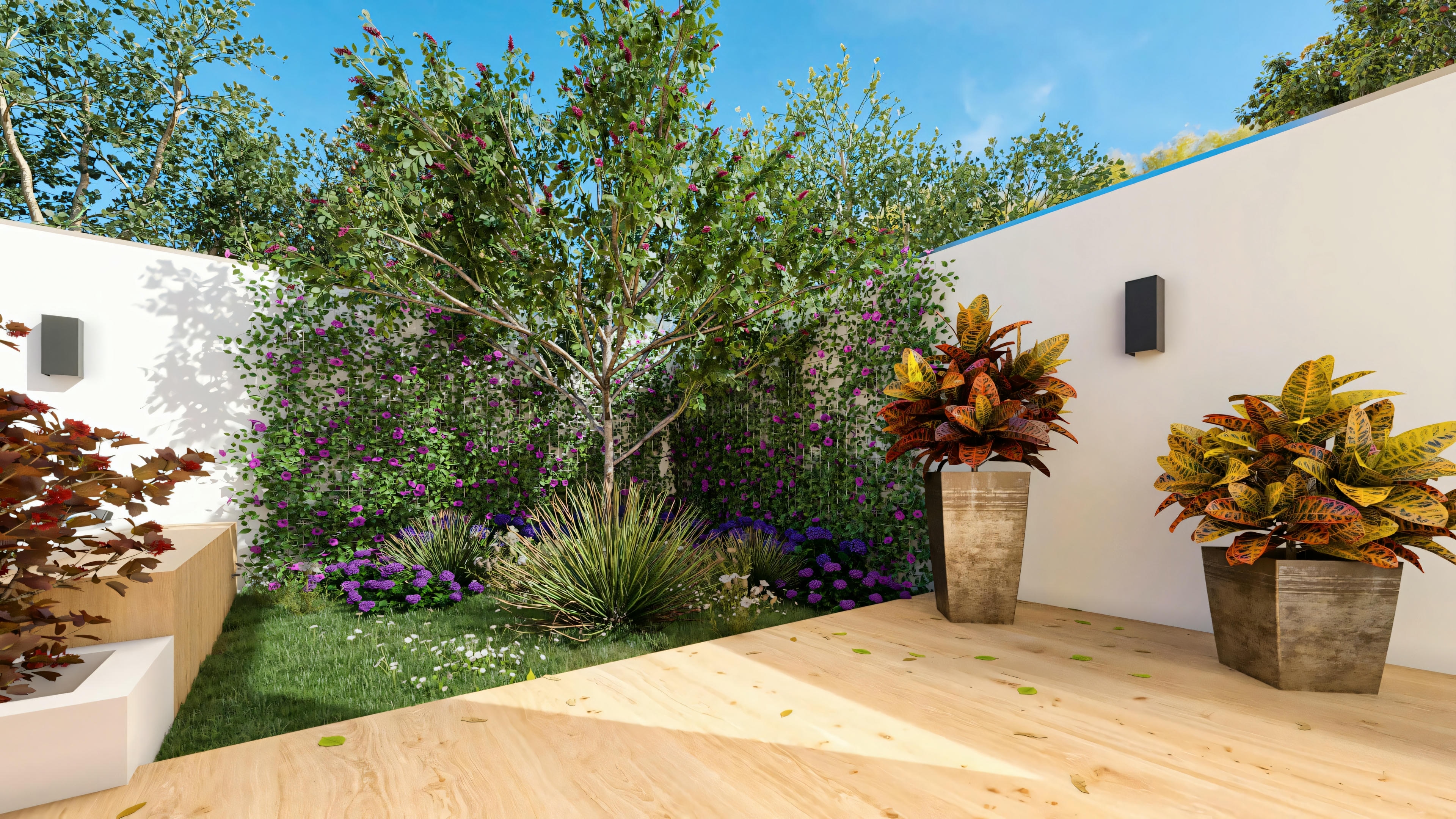 Paisagismo na área externa da casa térrea com 3 quartos. Canto de jardim com deck de madeira, gramado, arbustos floridos roxos, trepadeira no muro branco, árvore e vasos decorativos com Crótons.
