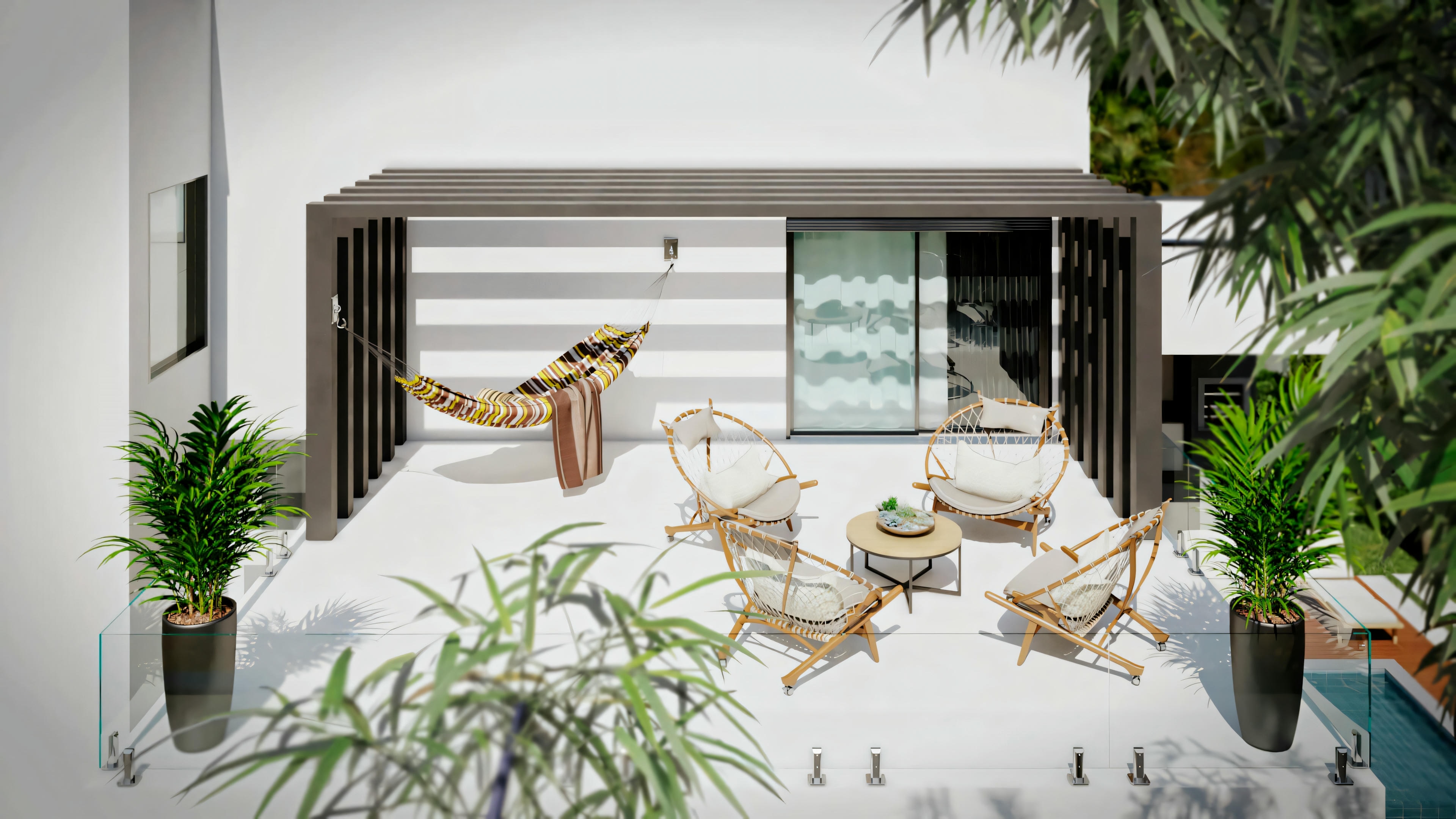 Un patio con piscina rectangular rodeada de terraza de madera, adornado con plantas en macetas. Hay una zona de comedor al aire libre con sillas y mesa preparada para una comida.