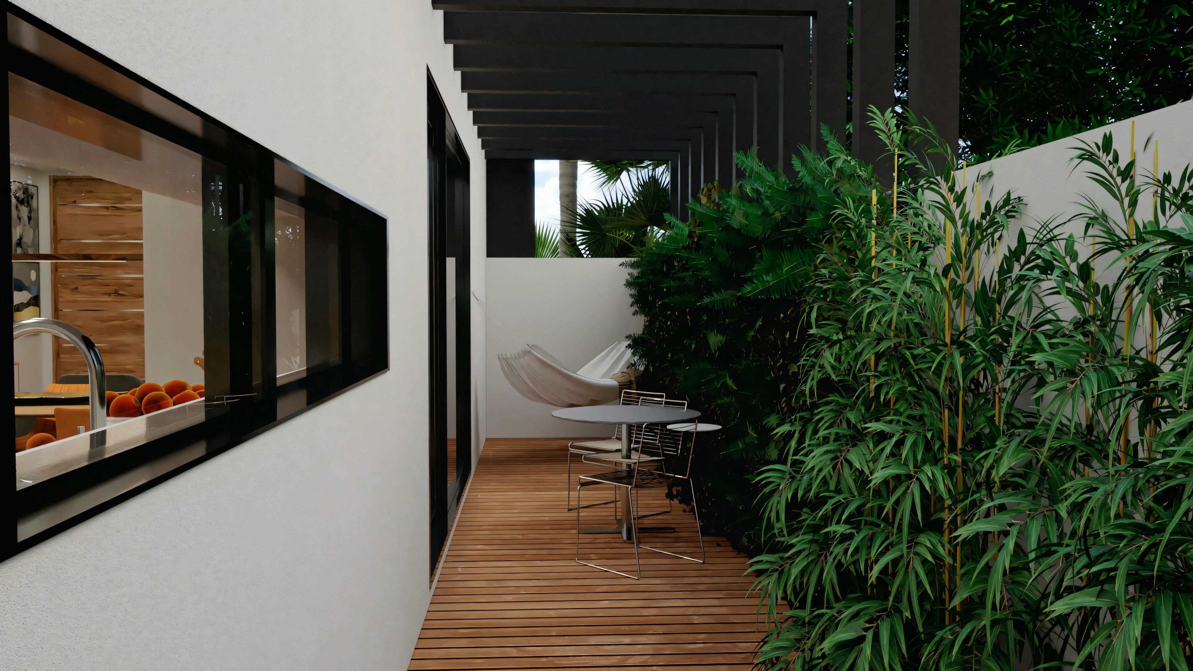 Vista exterior de una casa moderna con camino de cubierta de madera que conduce a una hamaca. A un lado del camino, hay una pared con grandes ventanales que revelan un espacio interior, y al otro lado, hay exuberante vegetación.