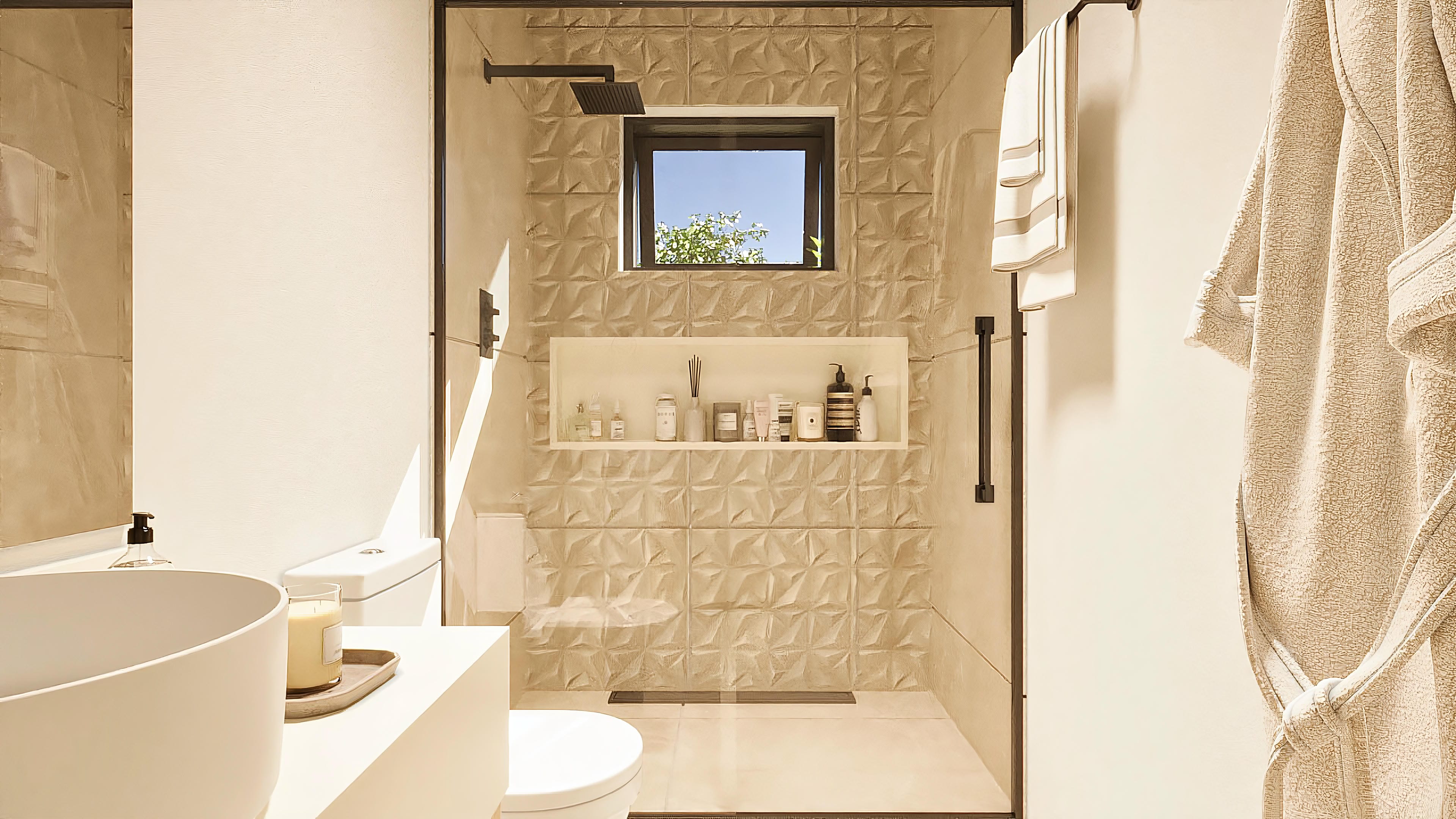 Interior de baño neoclasico con paredes texturizadas, mampara de cristal templado, nicho con productos de higiene y acabados en negro mate.