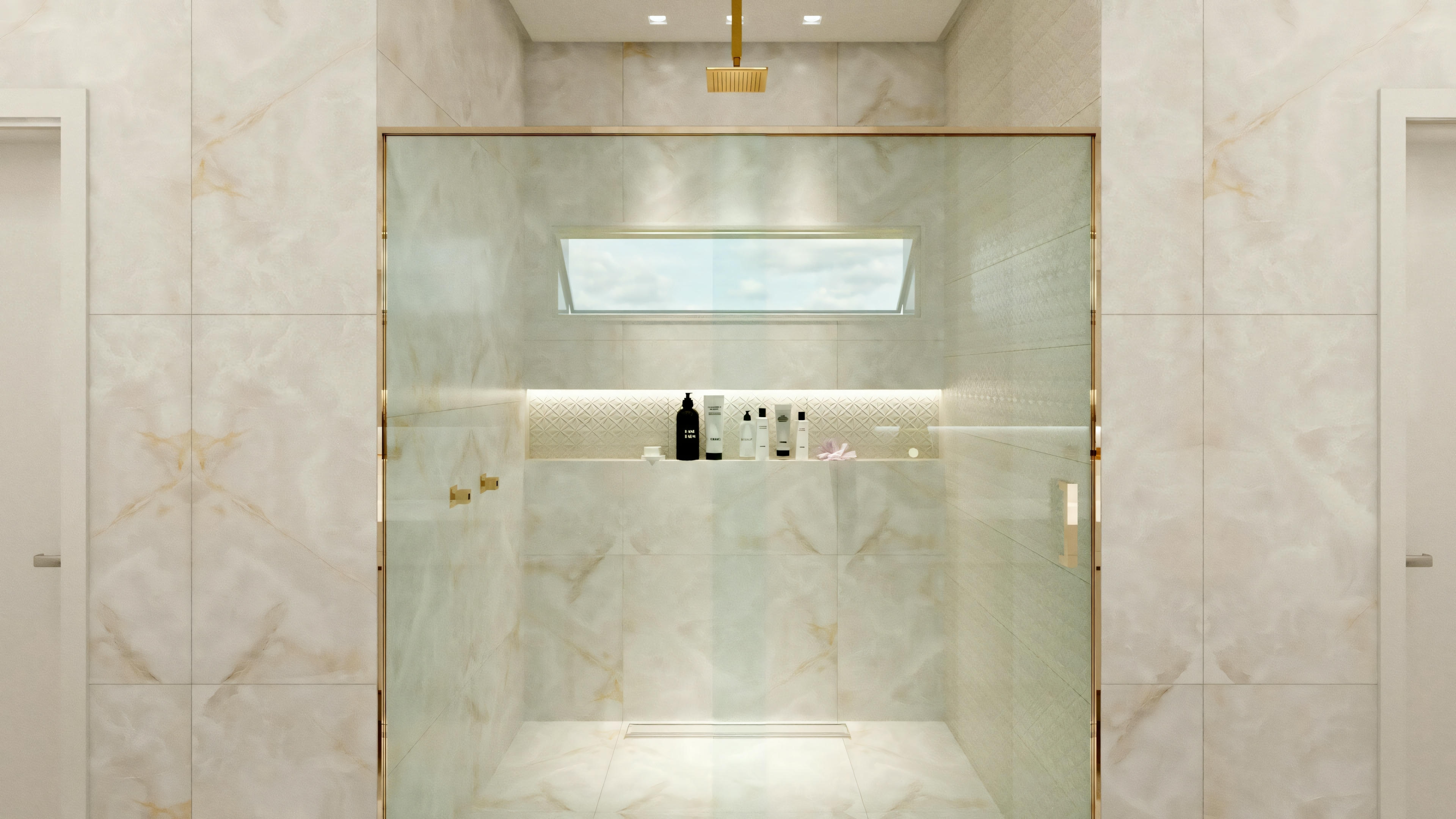 Un cuarto de baño moderno con paredes y suelos de mármol. Hay un gran espejo encima de un lavabo con un grifo visible, y el reflejo de una ducha se puede ver en el espejo. La iluminación es brillante y la estética general es limpia y lujosa.