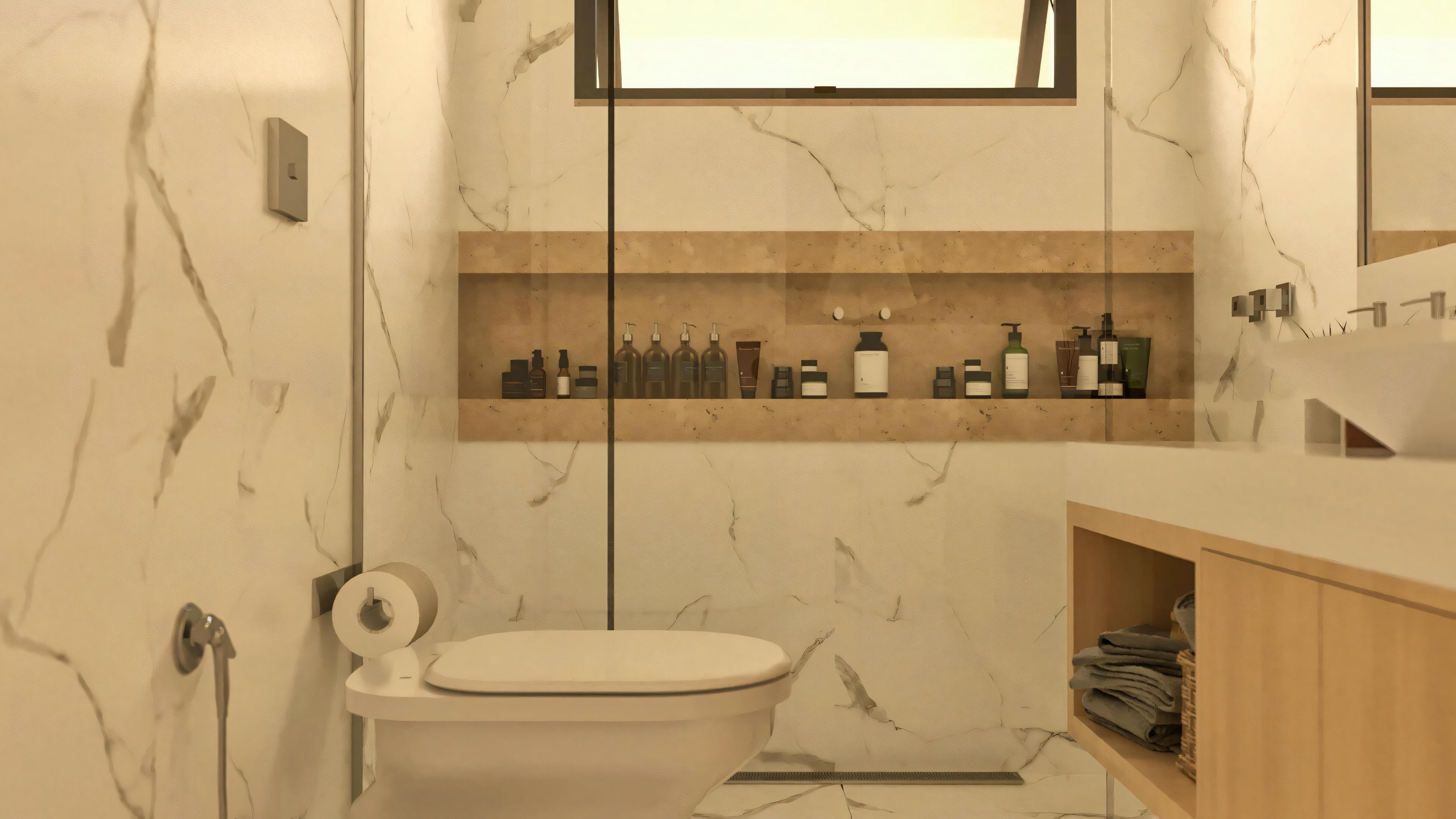 Detalle del baño de una de las 3 suites de la casa de planta baja, enfocando en el inodoro, en la hornacina empotrada en el box y en la combinación de revestimientos marmolizado y texturizado. Proyecto casa 3 suites.