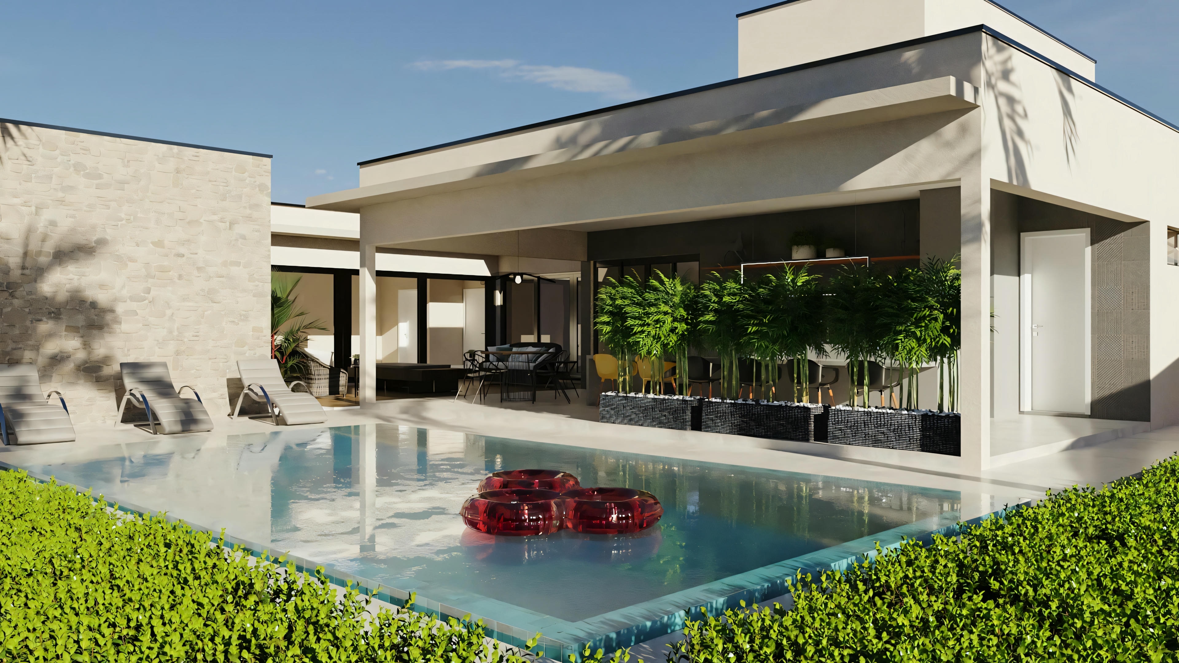 Uma vista exterior de uma casa moderna de um andar com piscina. Há peças de destaque vermelhas na piscina, contrastando com os tons neutros do edifício.