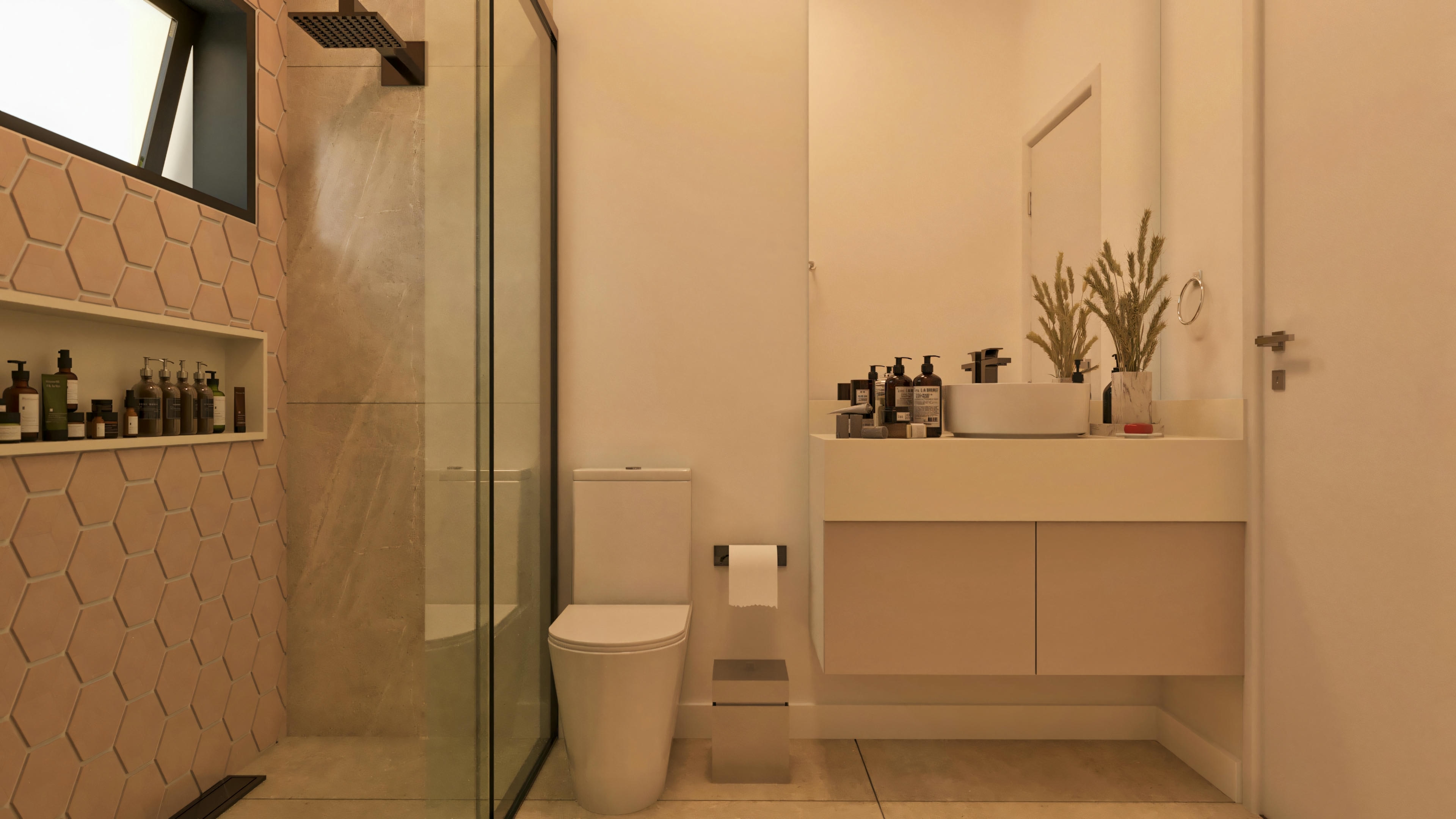 Baño con revestimiento rosa.