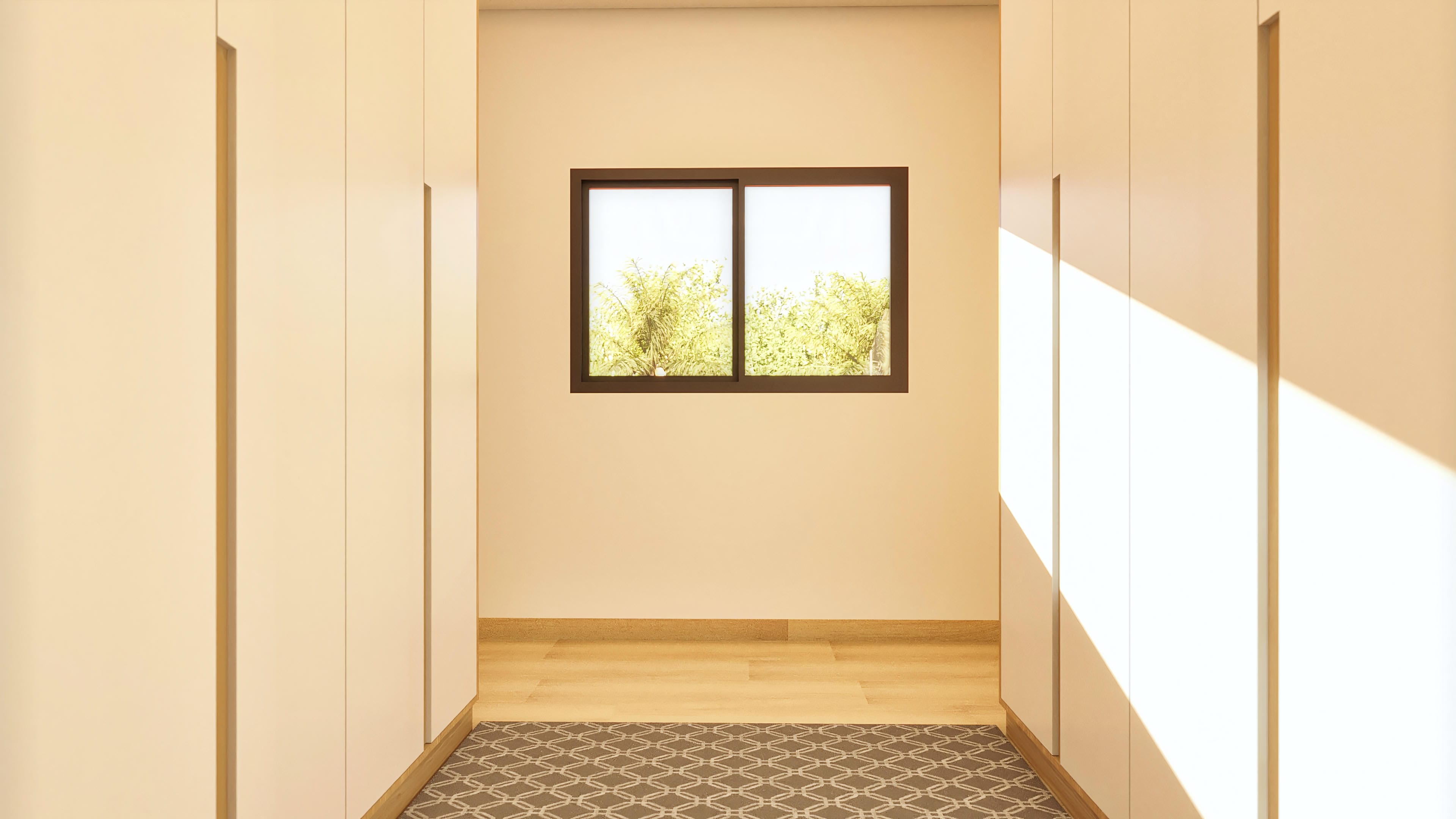 Interior de sobrado com armários embutidos claros, piso de madeira e tapete geométrico, com vista para um jardim através de uma janela com esquadria escura.