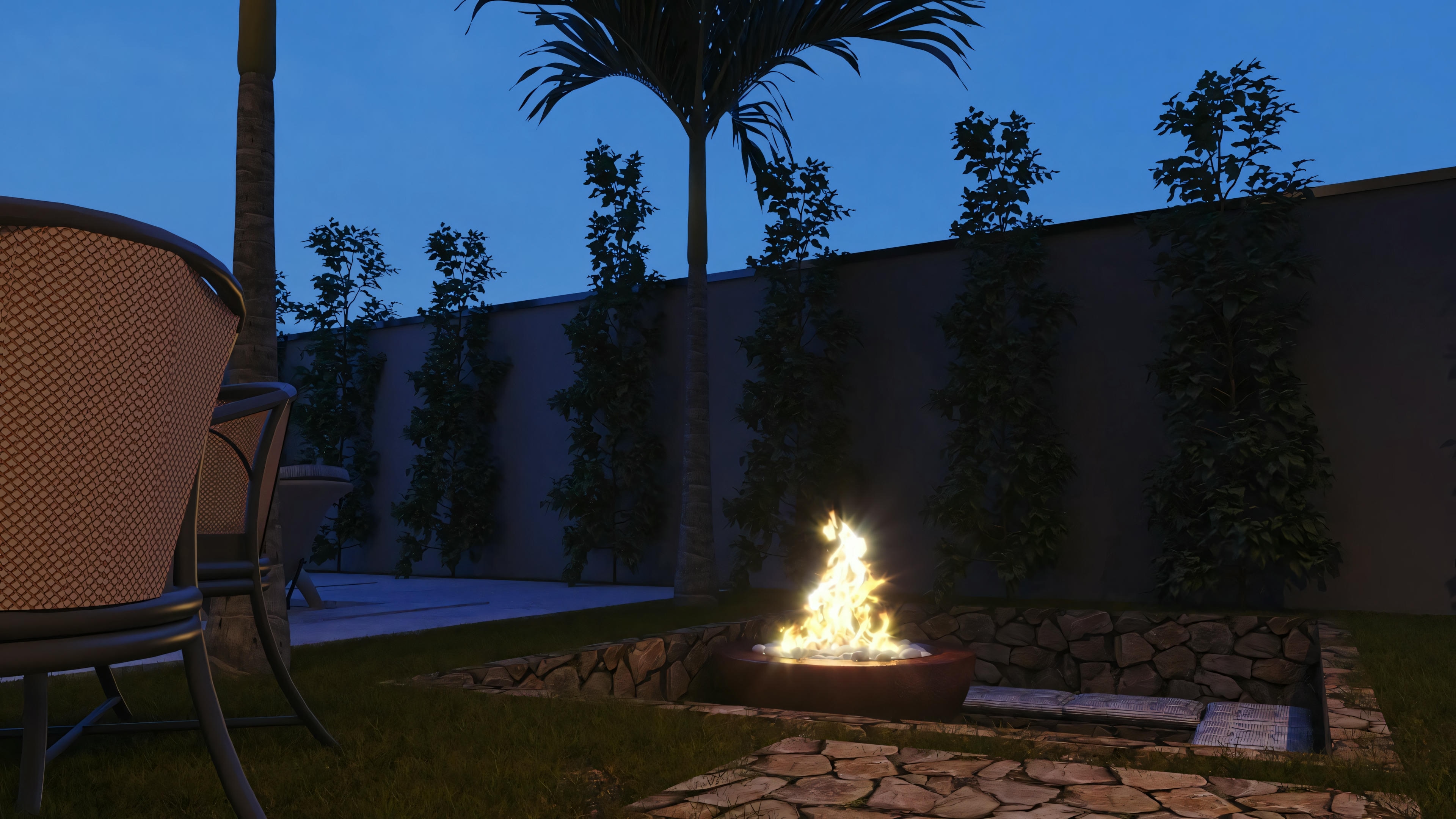 Un ambiente exterior al anochecer con una silla y una mesa al lado de una llama abierta en el suelo, rodeado por un seto e iluminado por luces ambientales.
